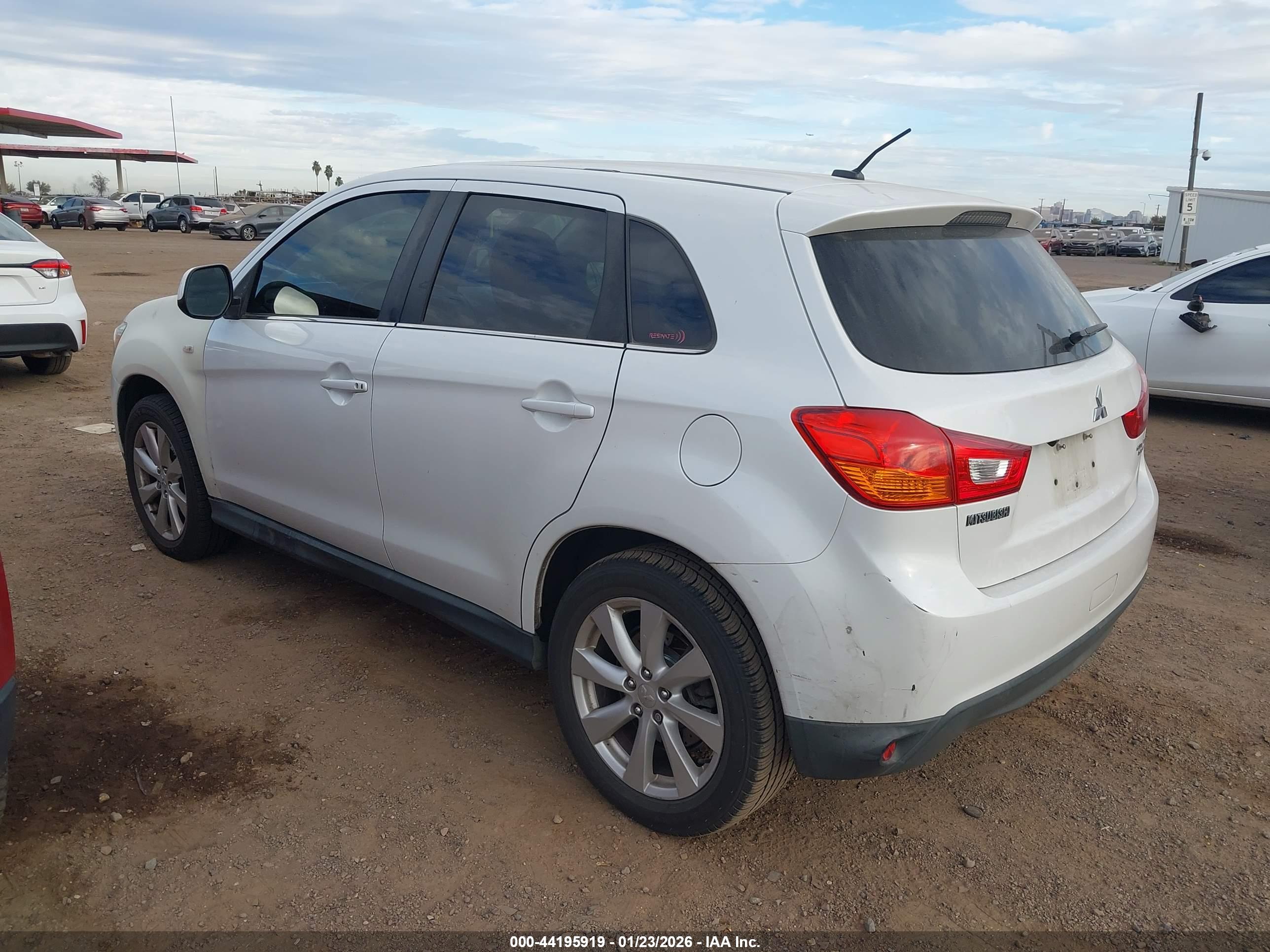MITSUBISHI OUTLANDER image 3