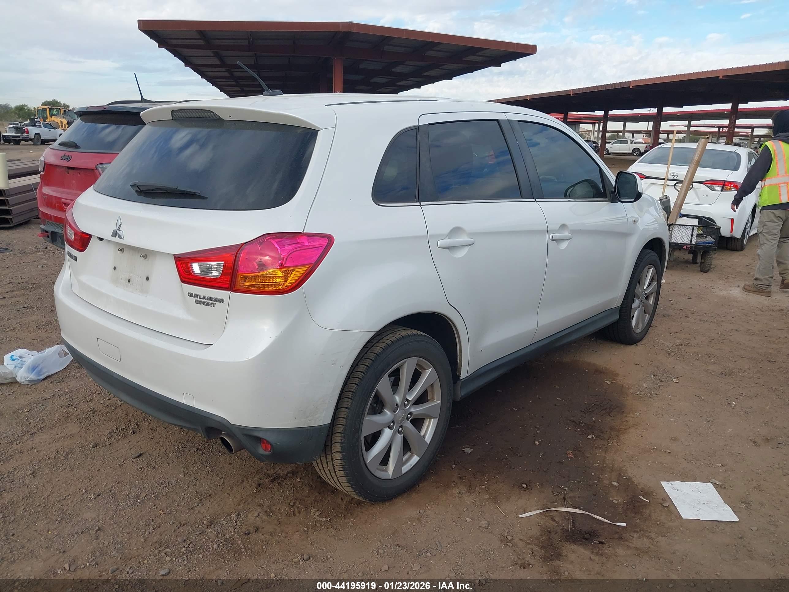 MITSUBISHI OUTLANDER image 4