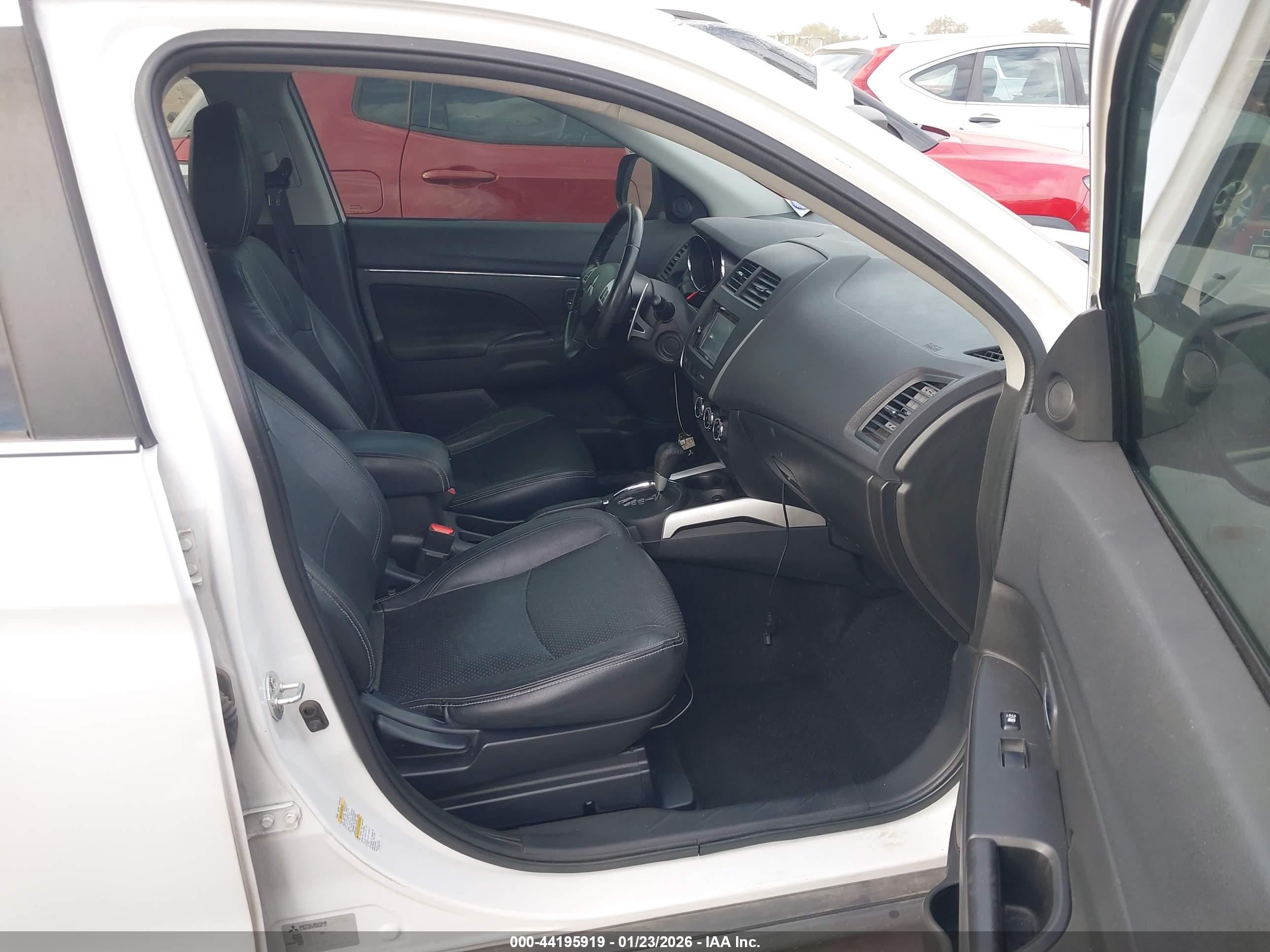 MITSUBISHI OUTLANDER image 5