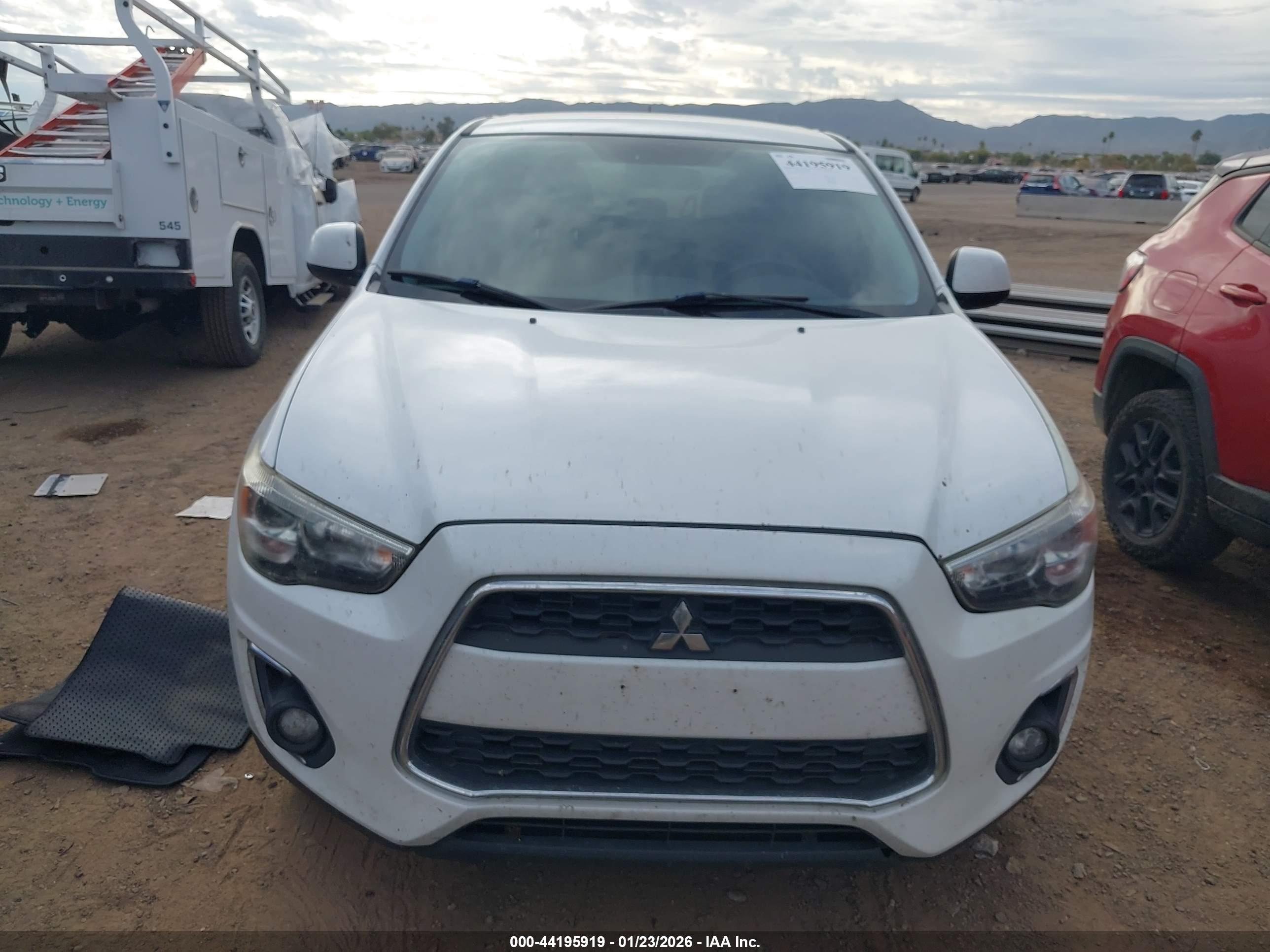 MITSUBISHI OUTLANDER image 6
