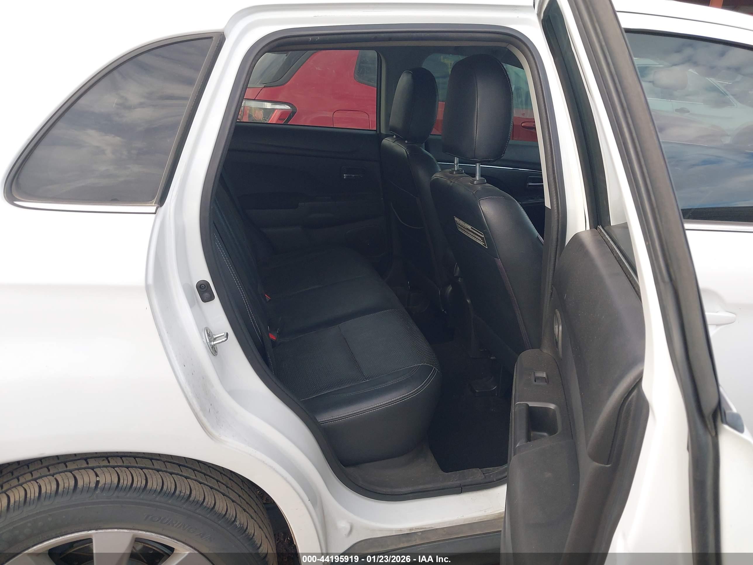 MITSUBISHI OUTLANDER image 8