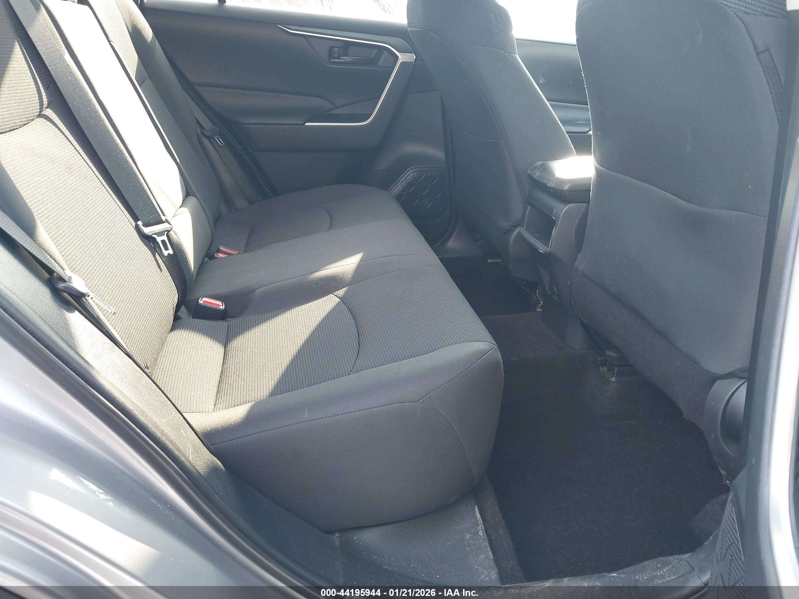 TOYOTA RAV4 image 8