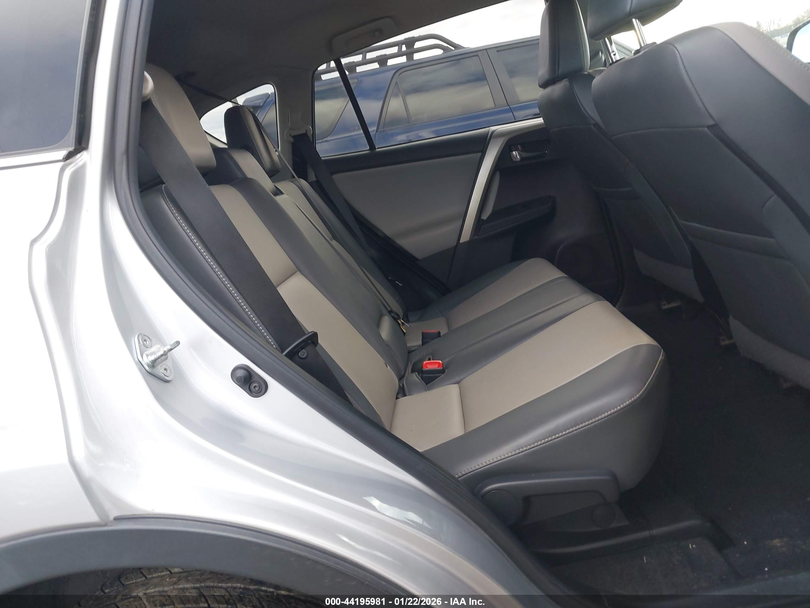 TOYOTA RAV4 image 8