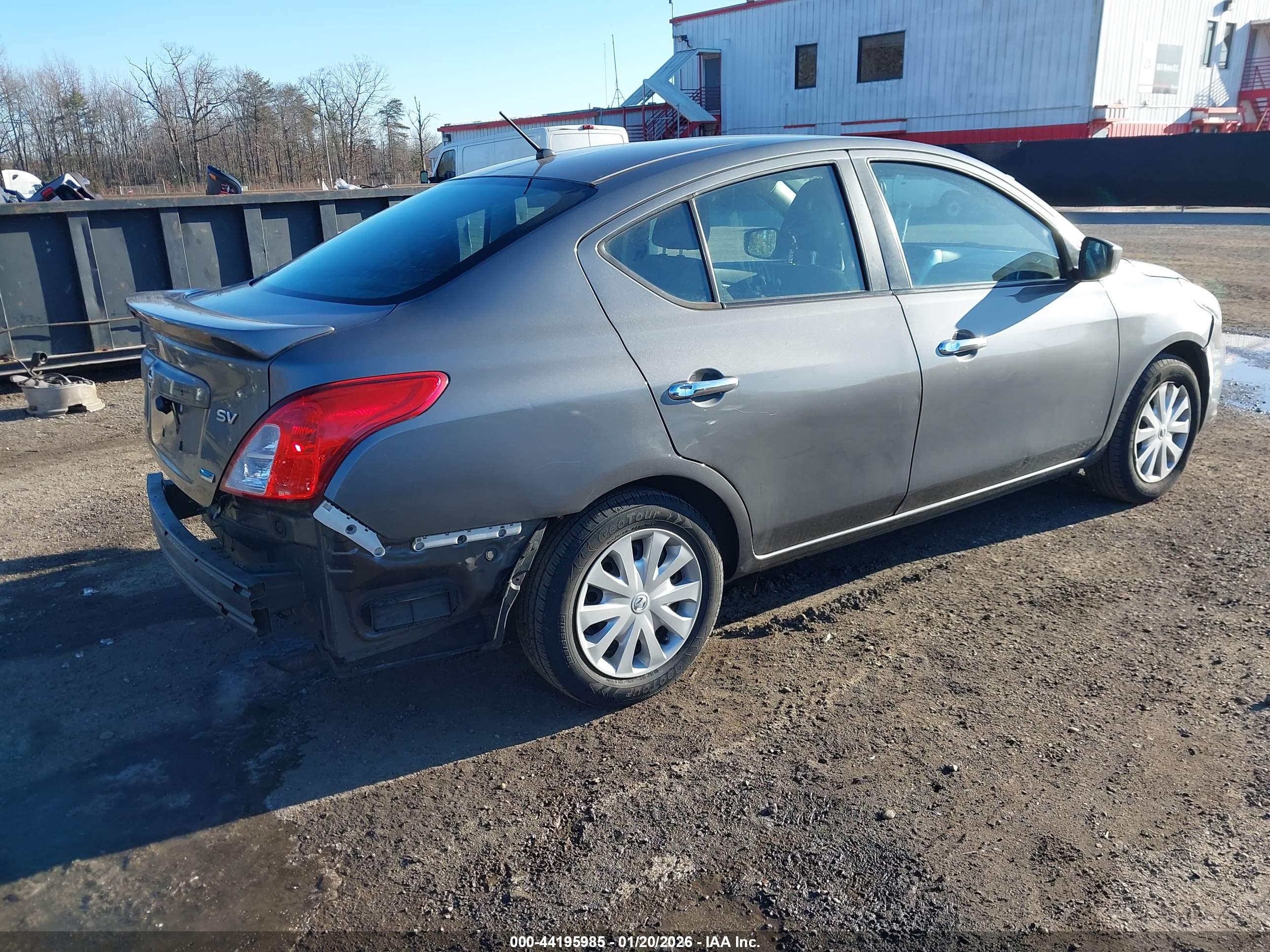 NISSAN VERSA image 4