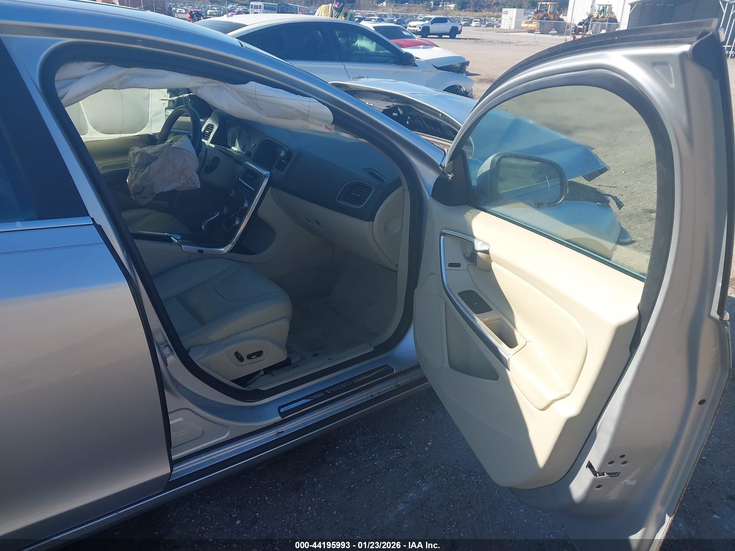 VOLVO S60 image 5