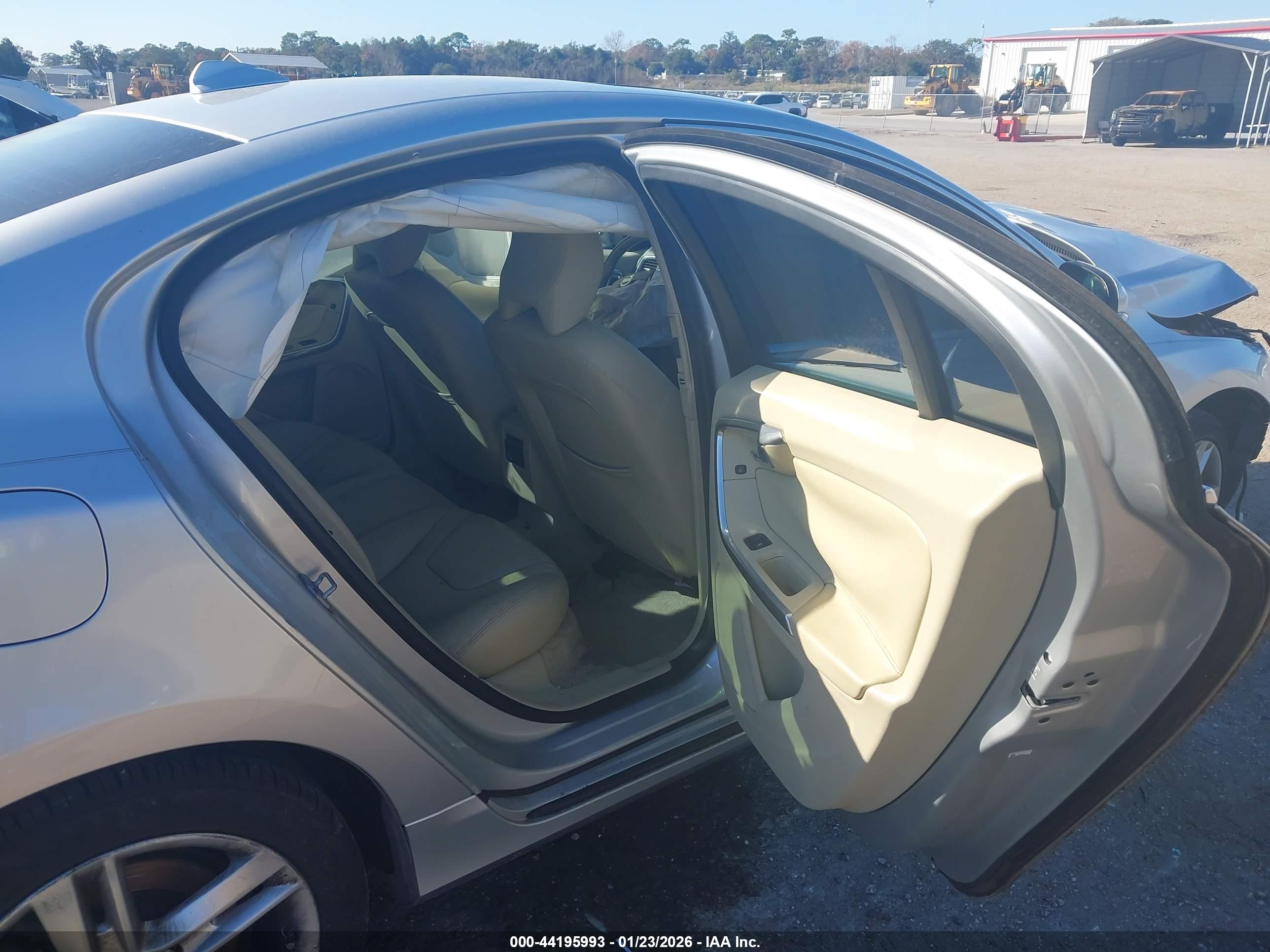 VOLVO S60 image 8