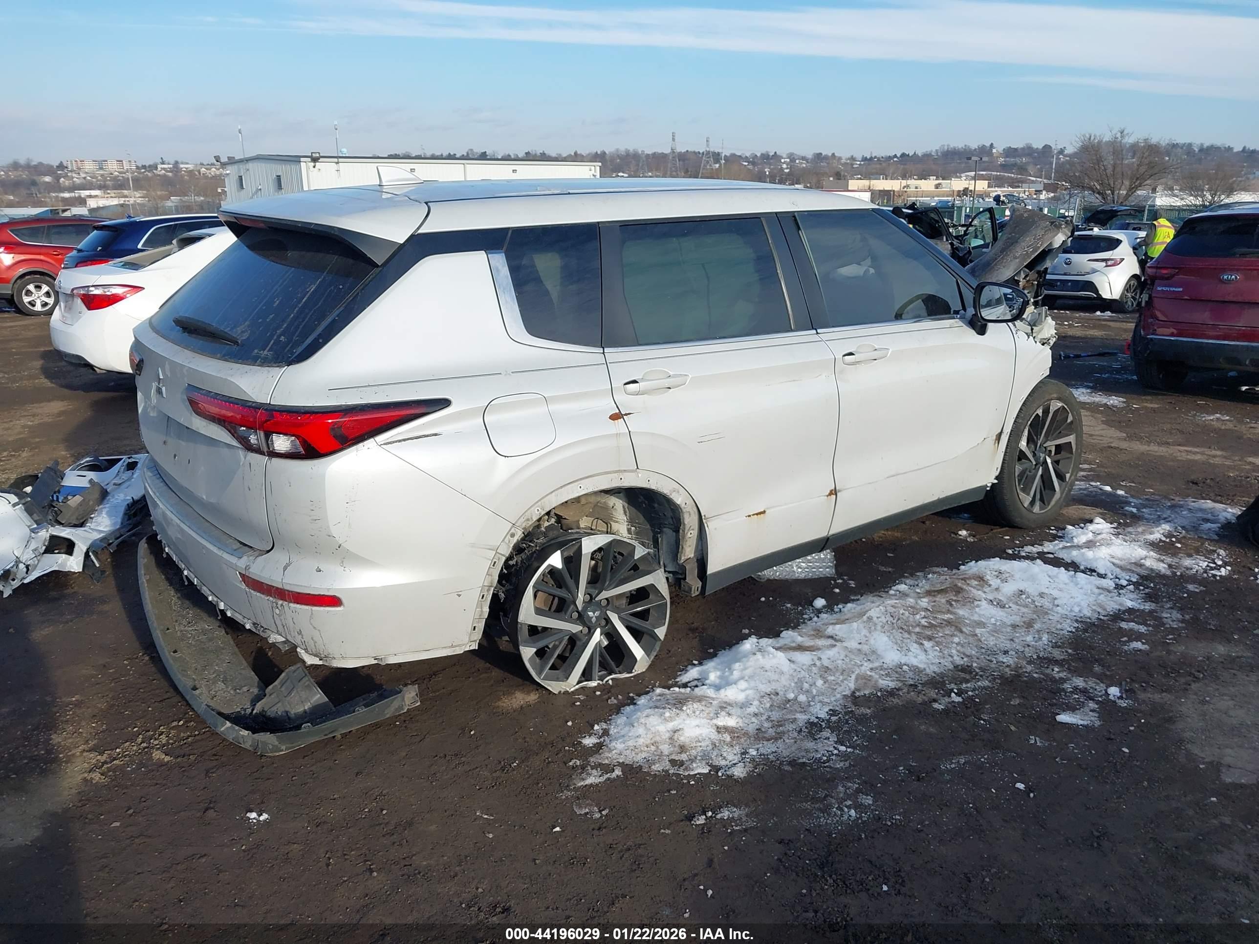 MITSUBISHI OUTLANDER image 4