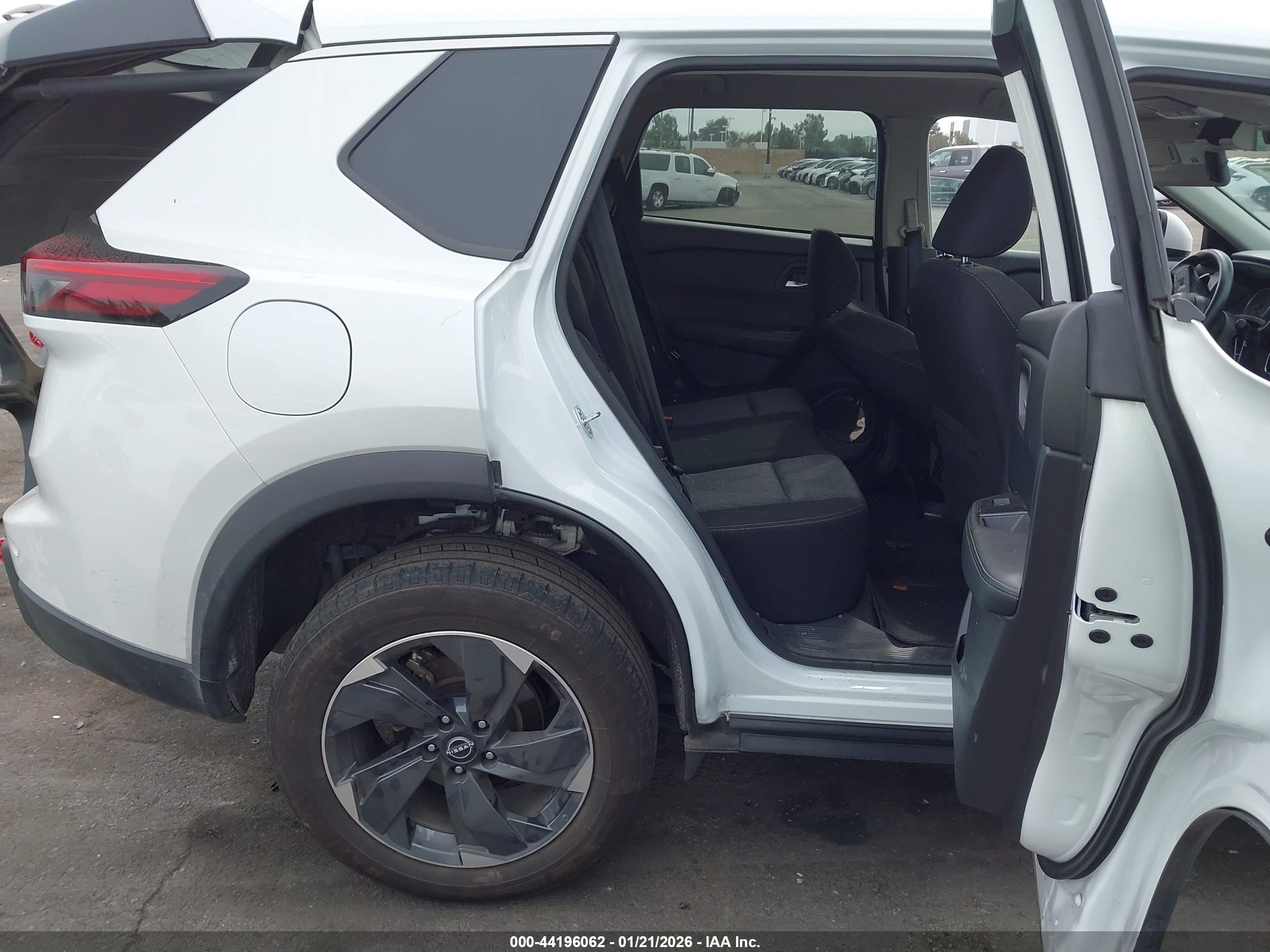 NISSAN ROGUE image 8