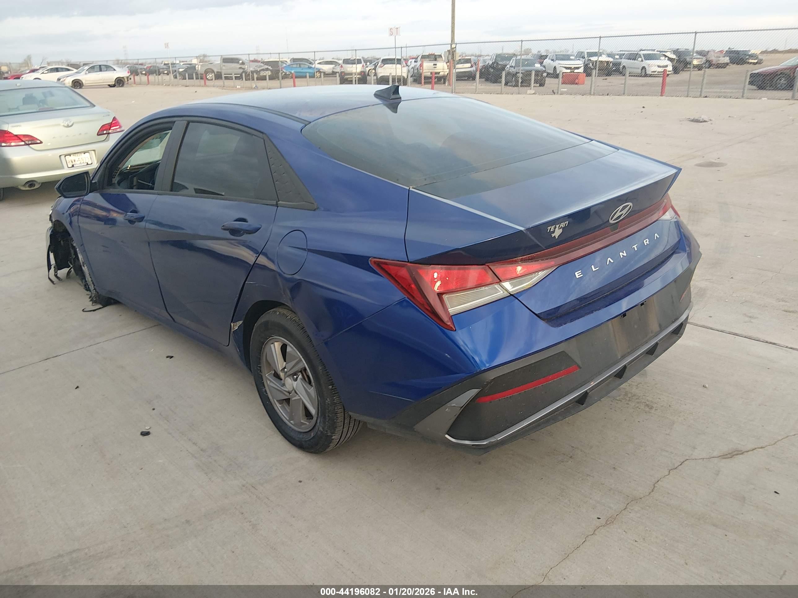 HYUNDAI ELANTRA image 3