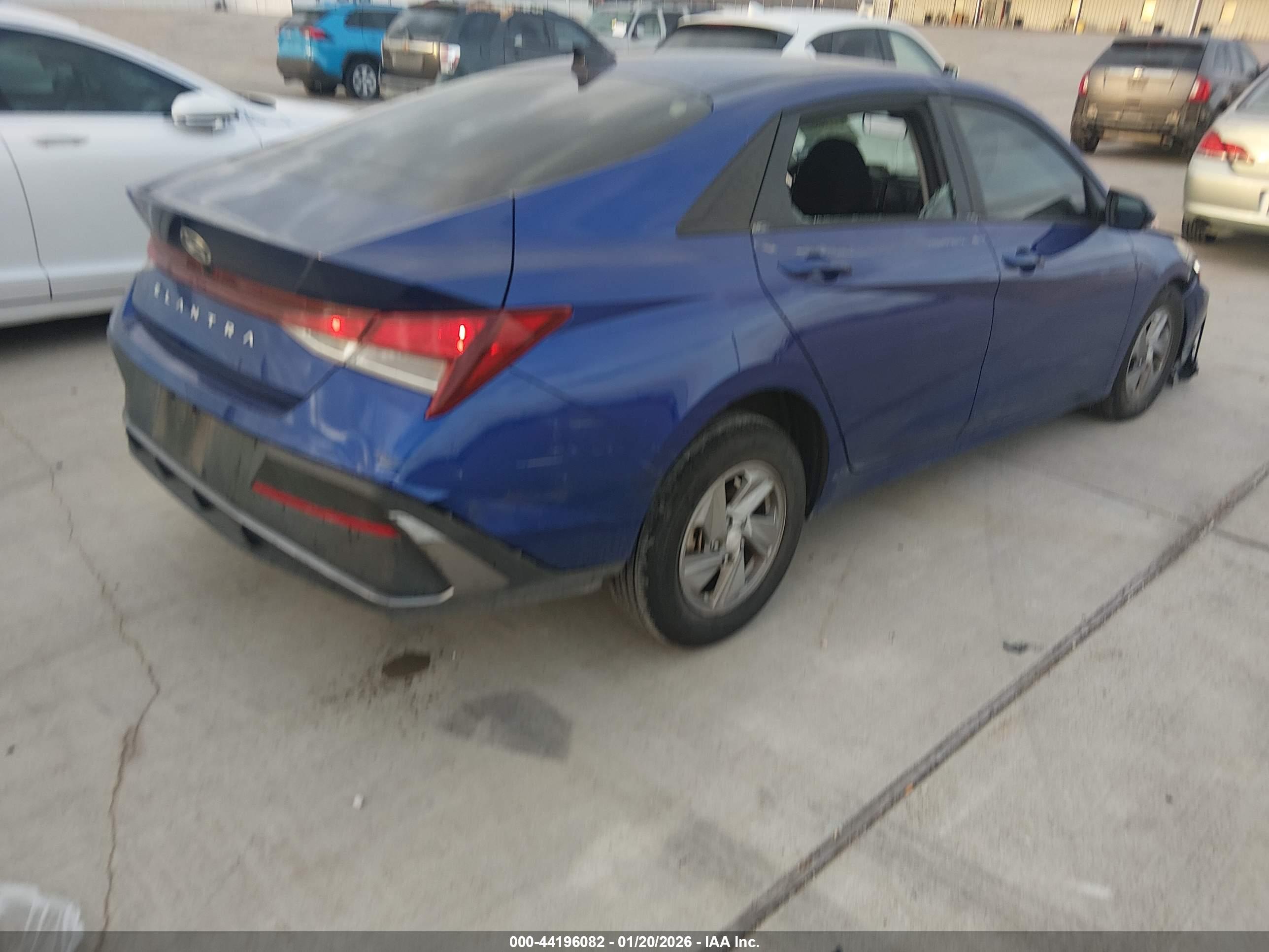 HYUNDAI ELANTRA image 4