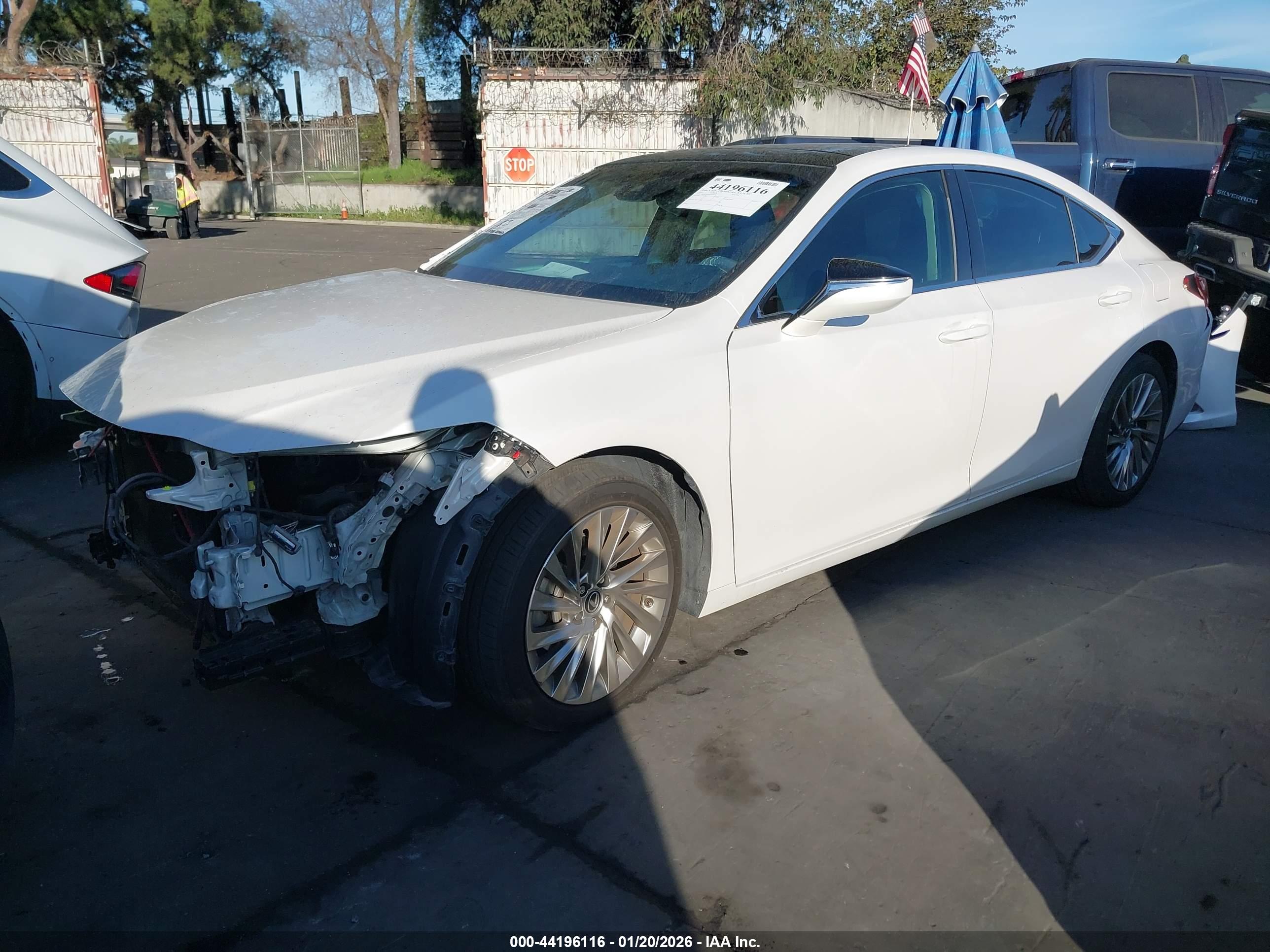 LEXUS ES image 2