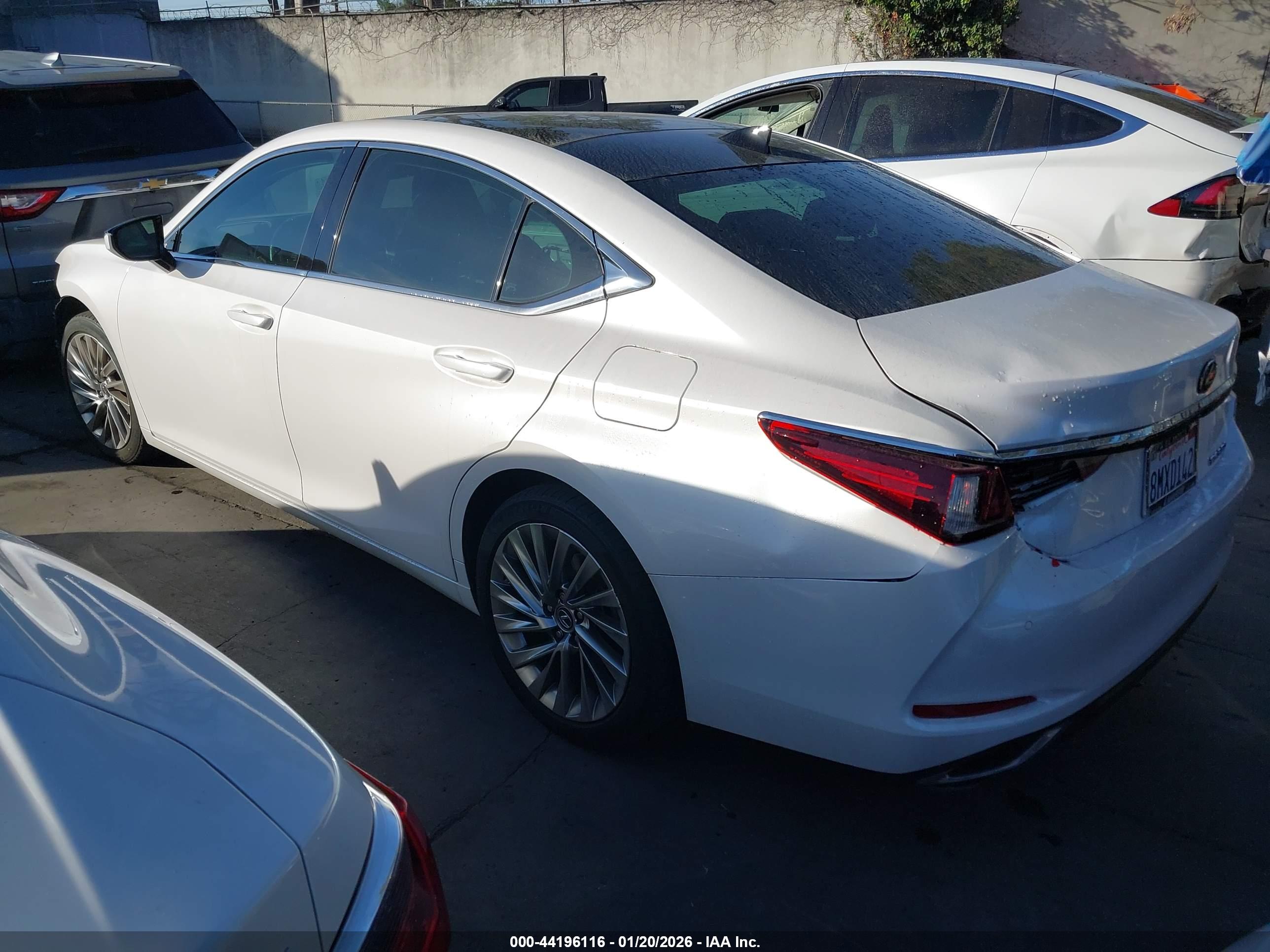 LEXUS ES image 3