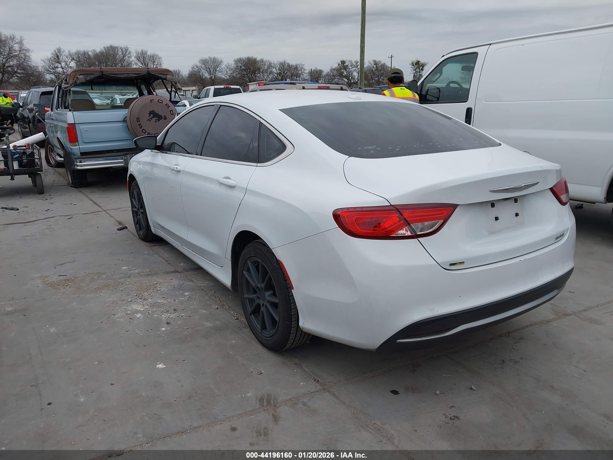 CHRYSLER 200 image 3