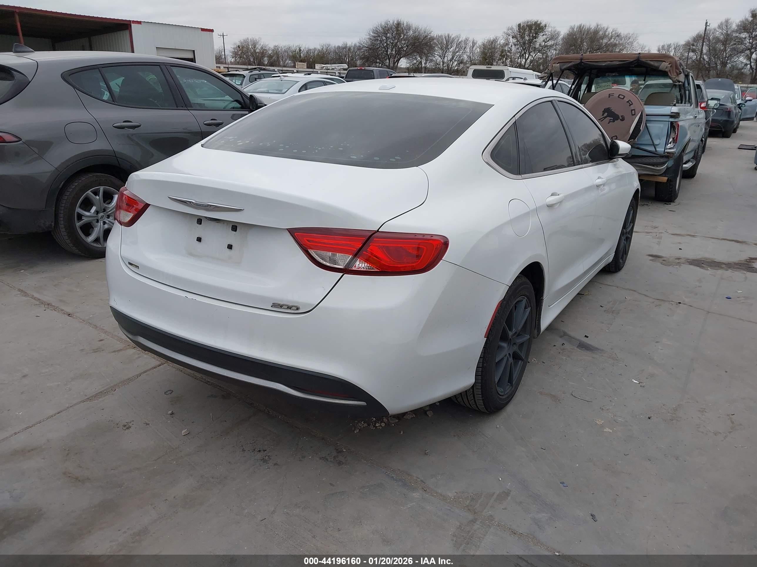 CHRYSLER 200 image 4