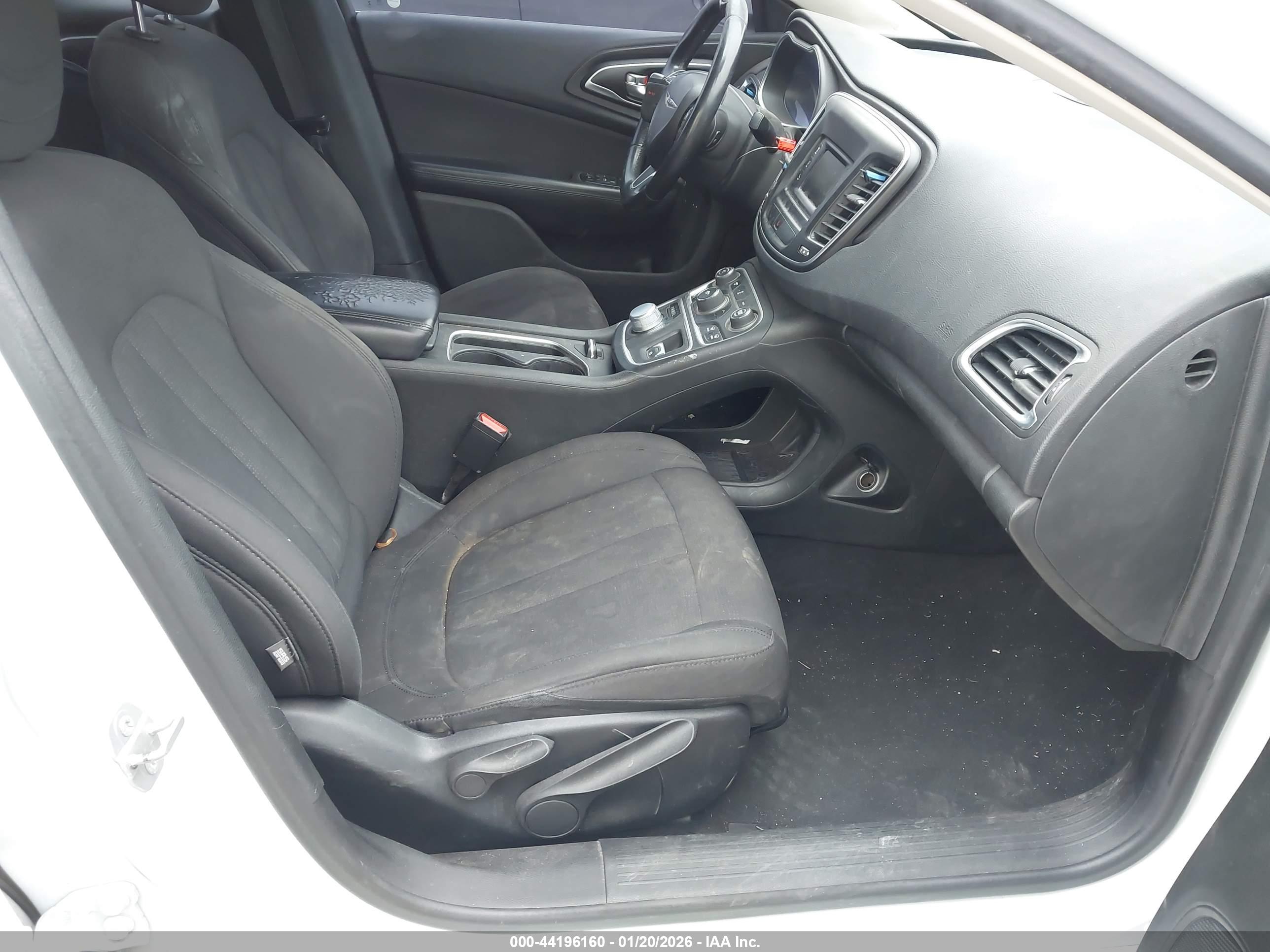 CHRYSLER 200 image 5
