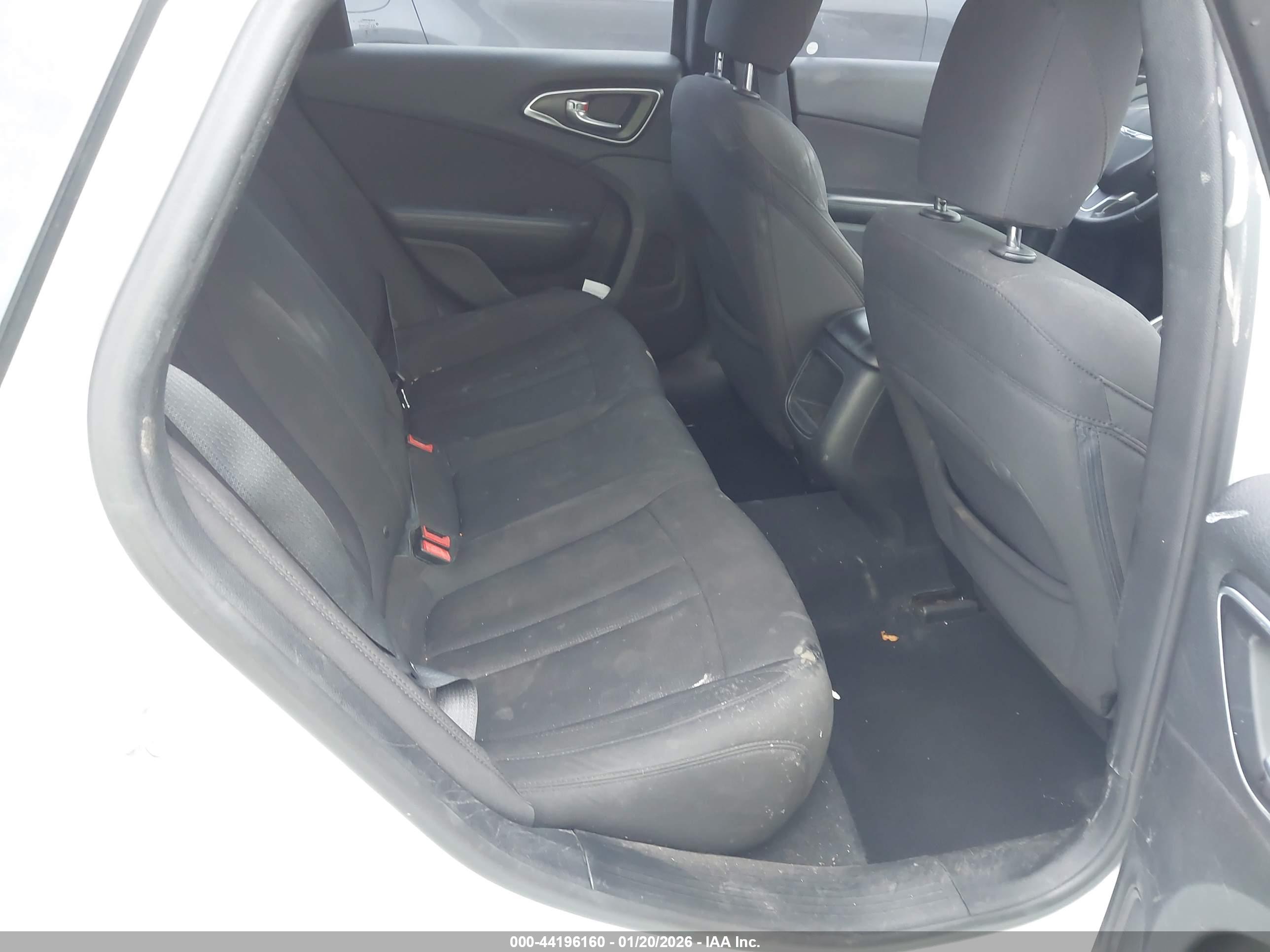 CHRYSLER 200 image 8