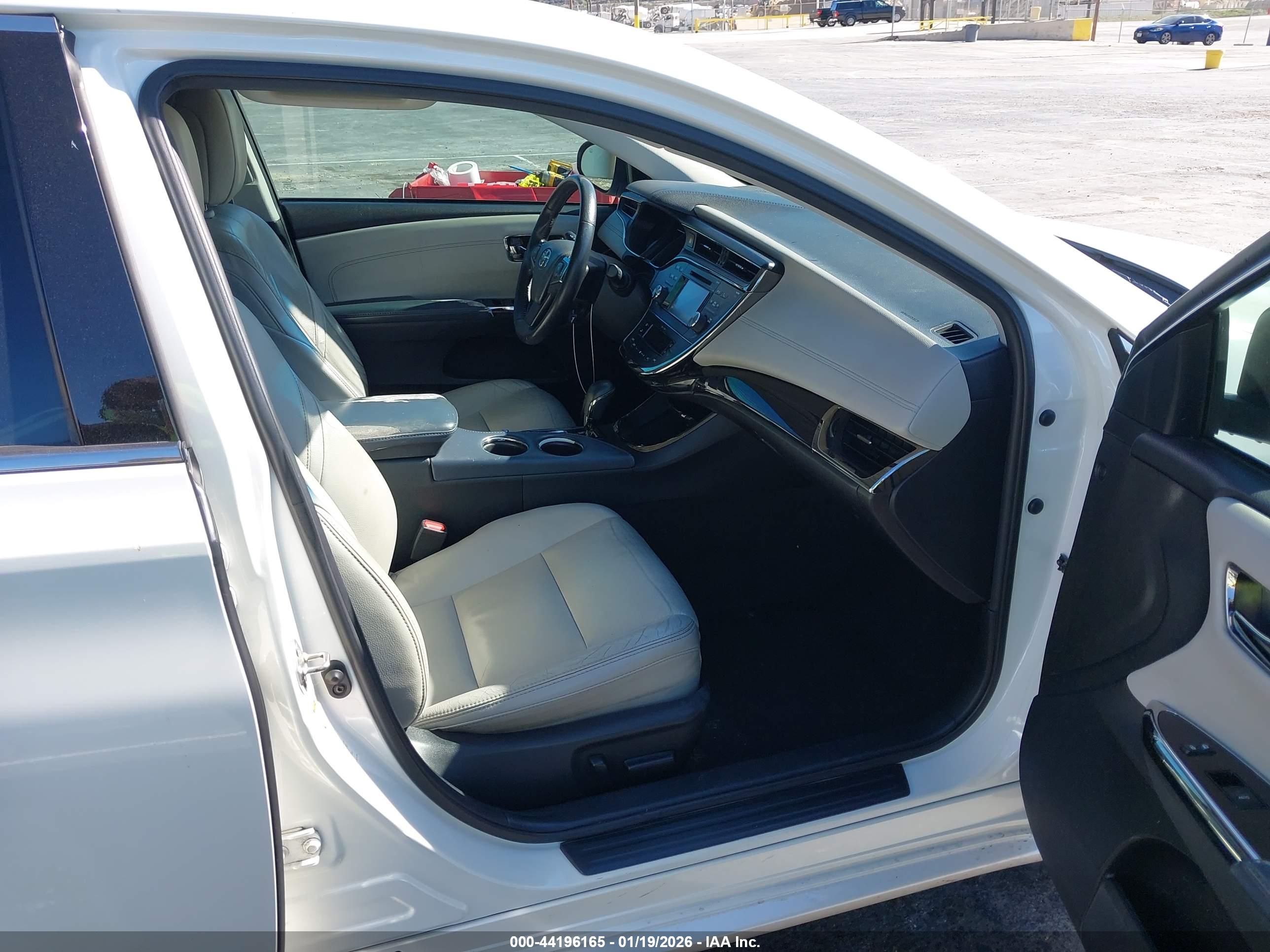 TOYOTA AVALON image 5