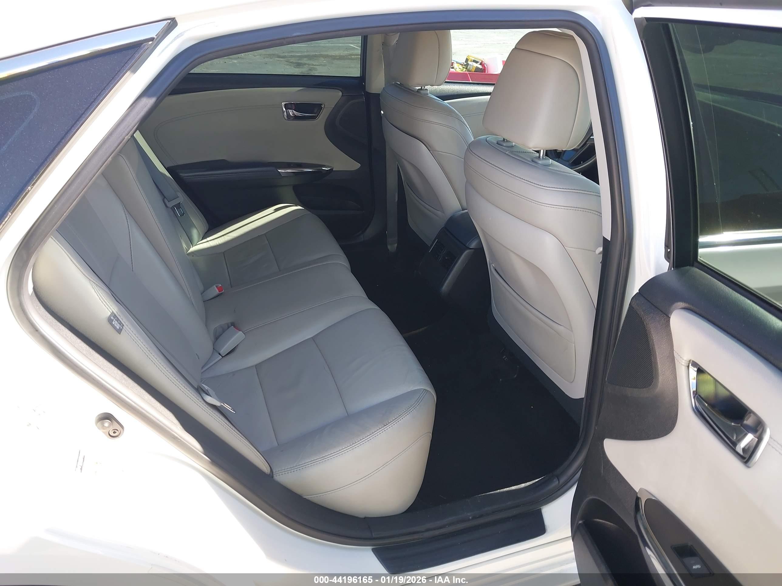 TOYOTA AVALON image 8