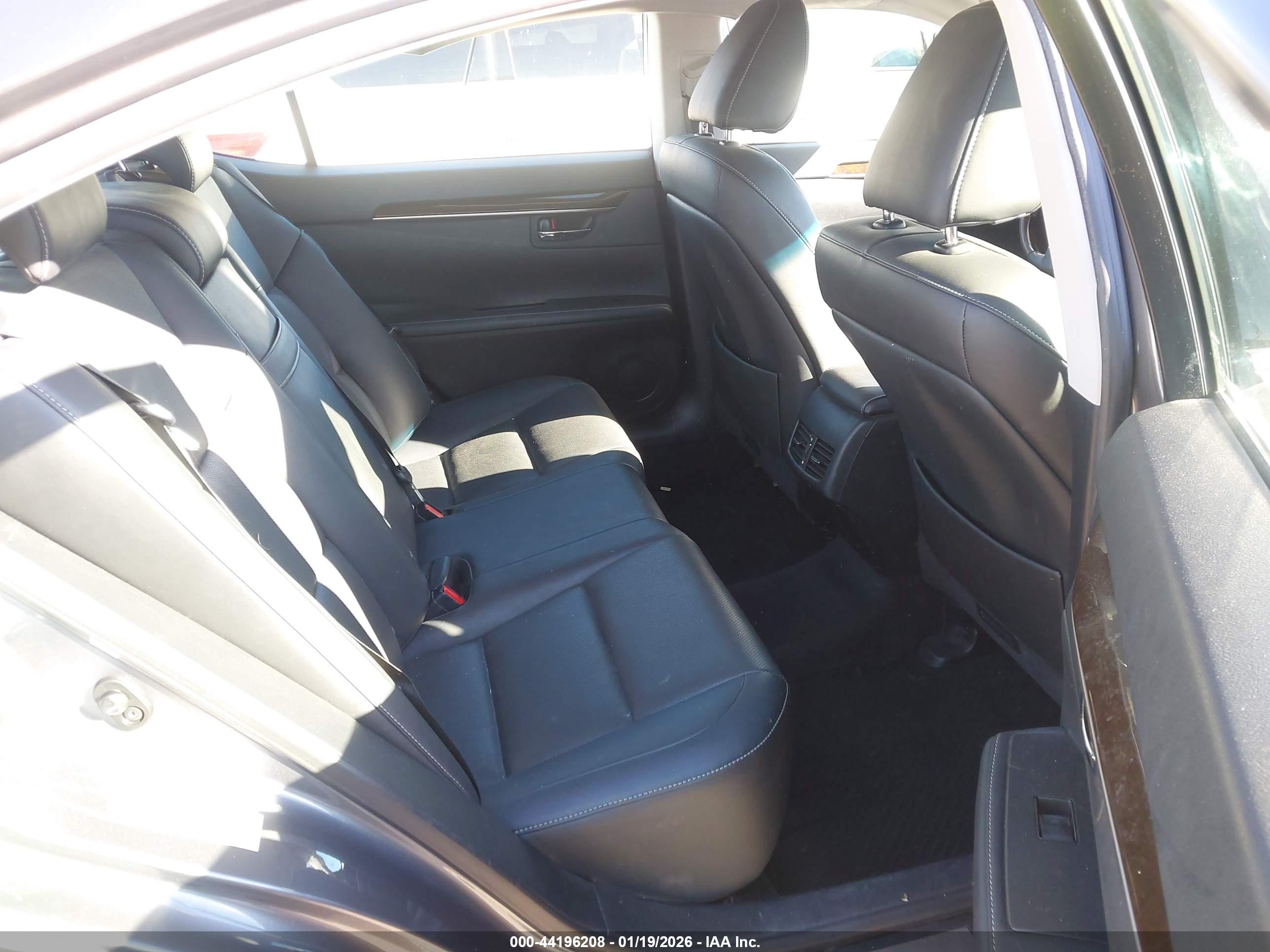 LEXUS ES image 8