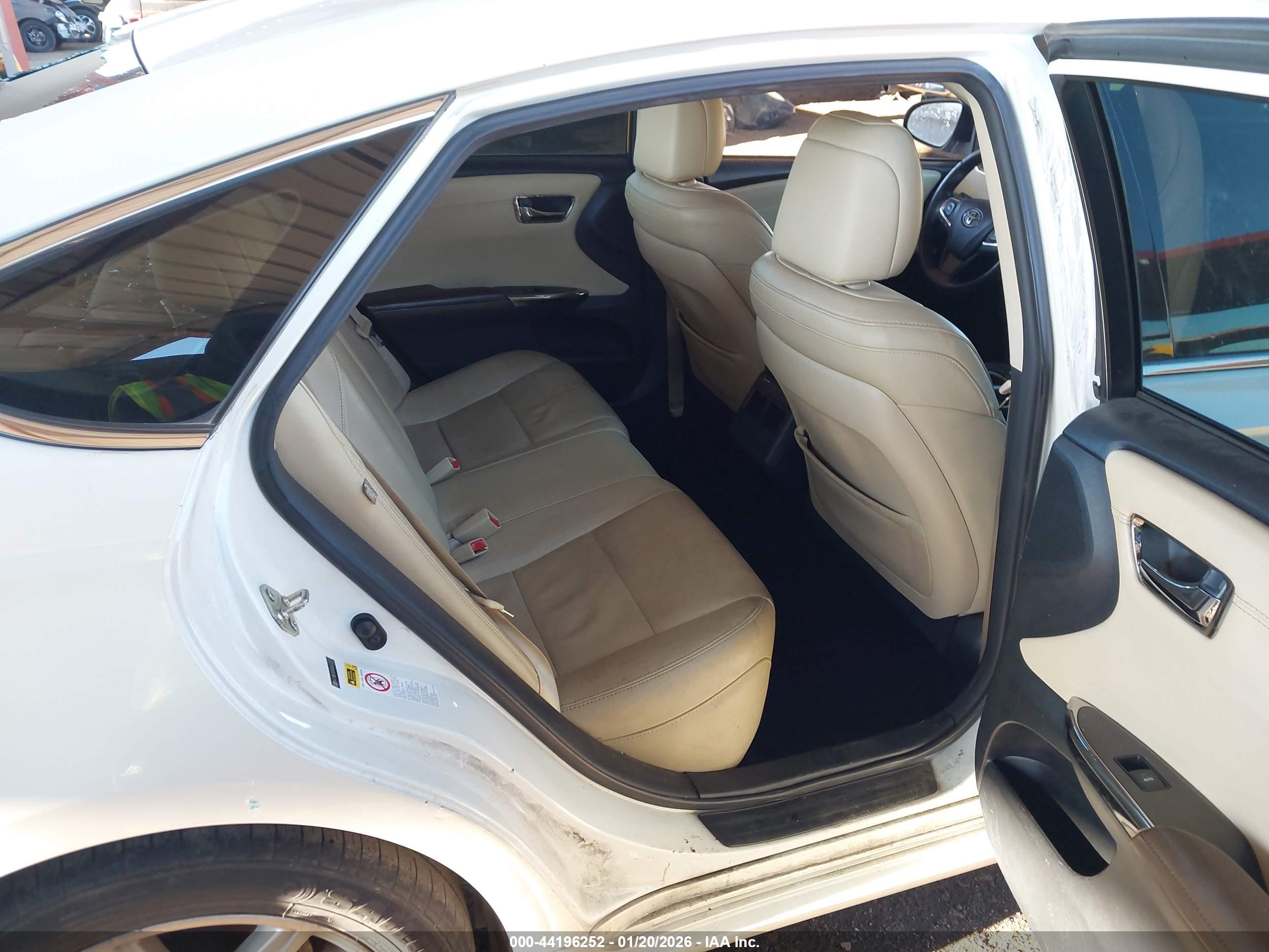 TOYOTA AVALON image 8