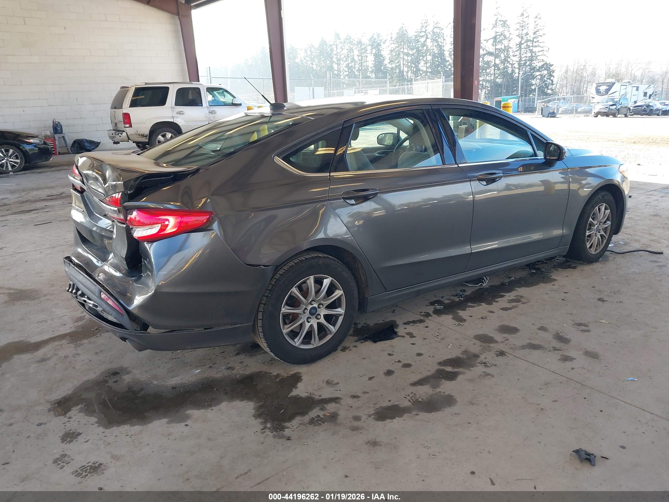 FORD FUSION image 4