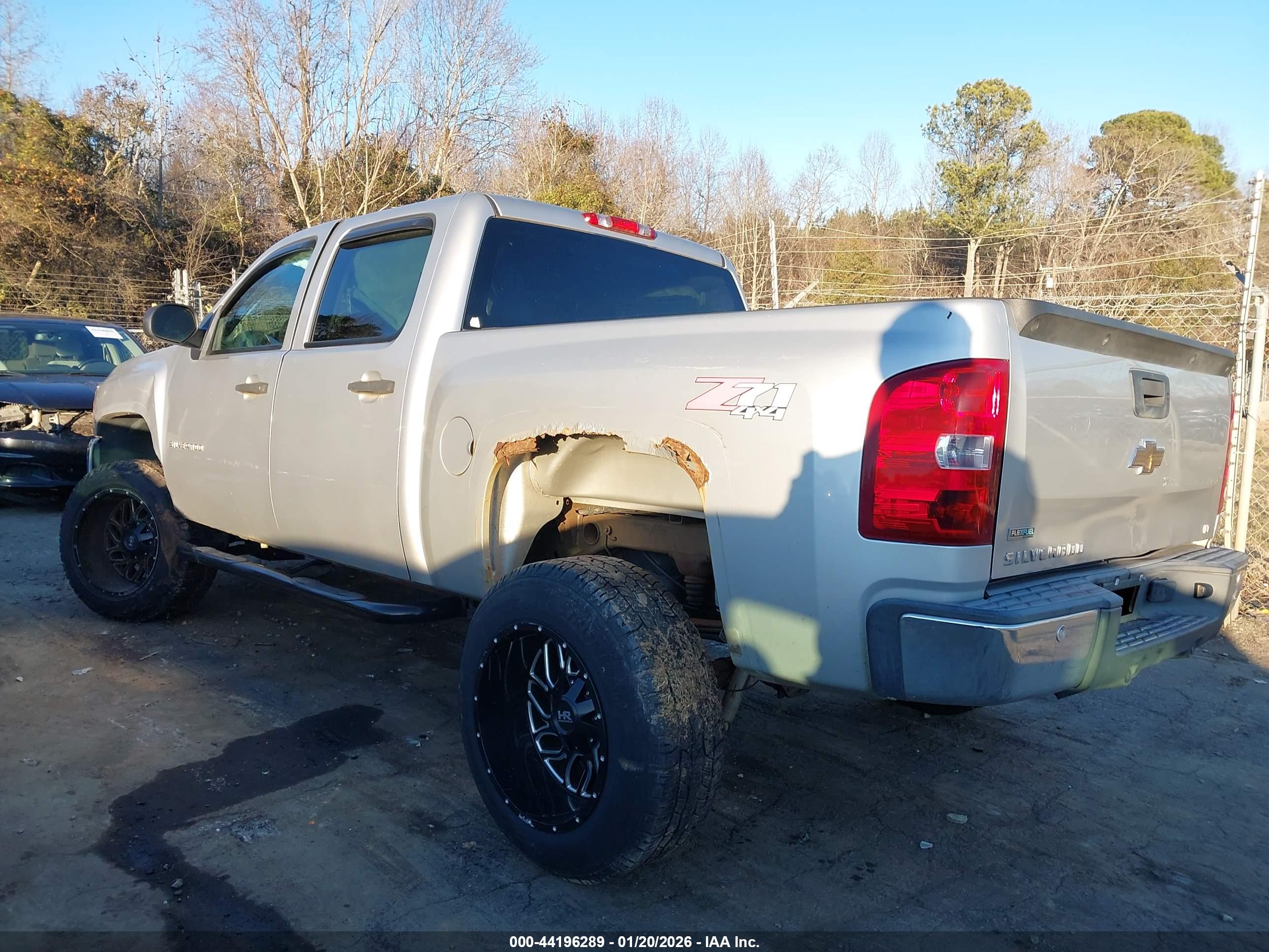 CHEVROLET SILVERADO image 3