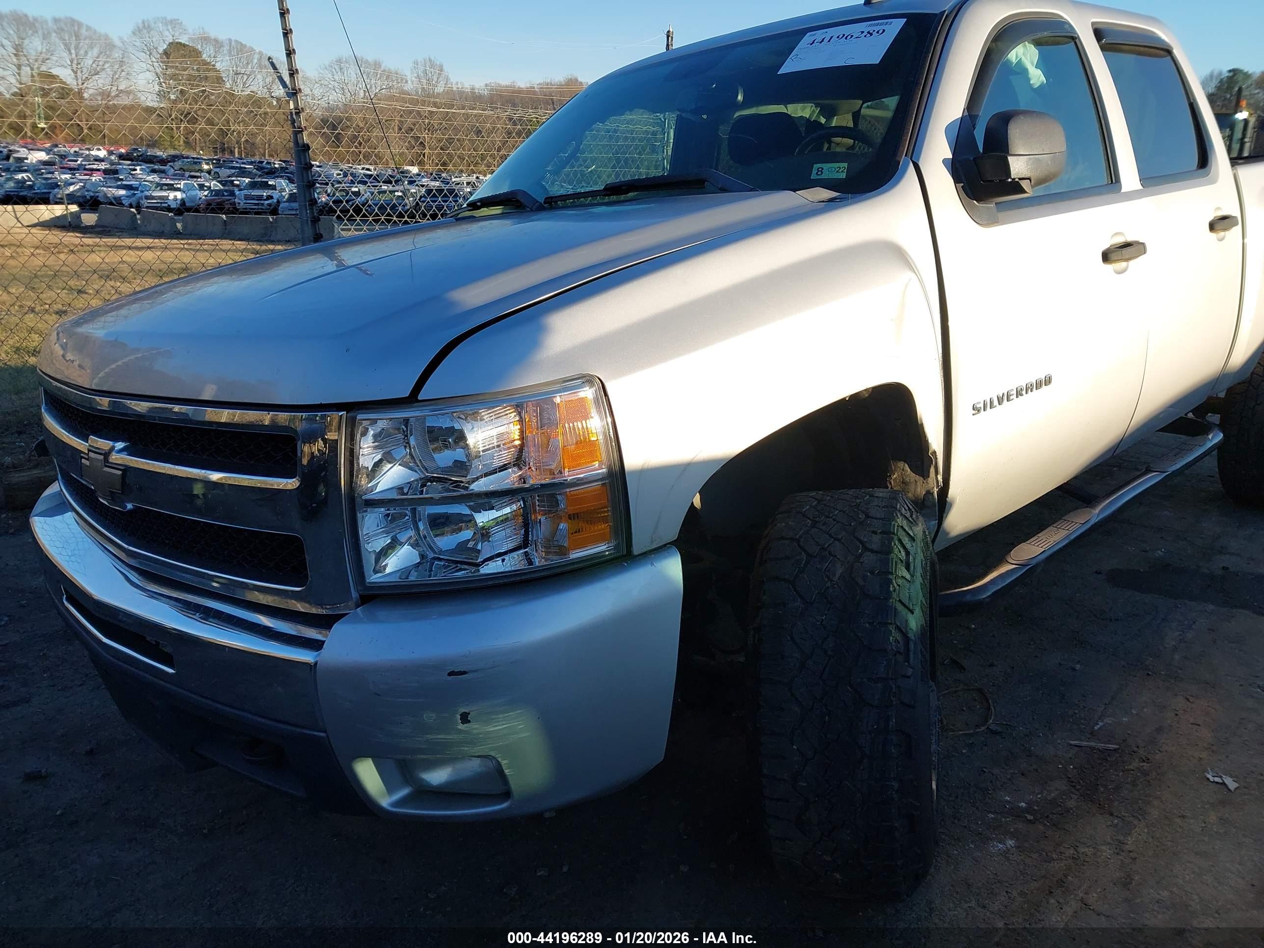 CHEVROLET SILVERADO image 6