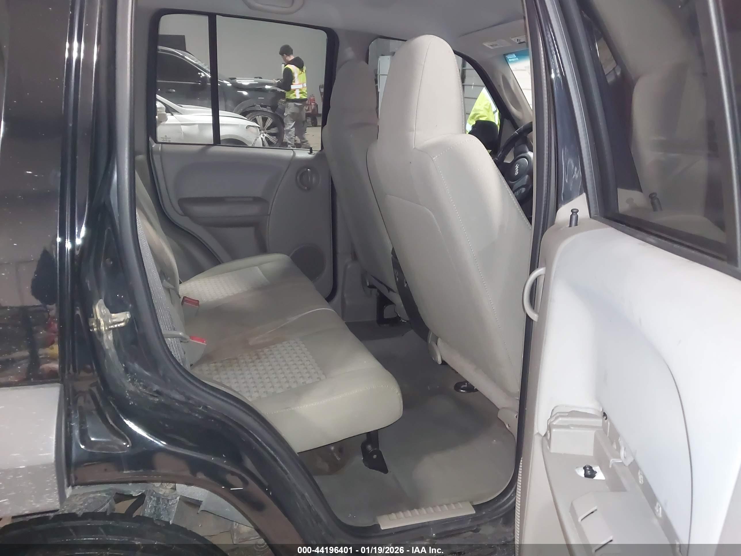 JEEP LIBERTY image 8
