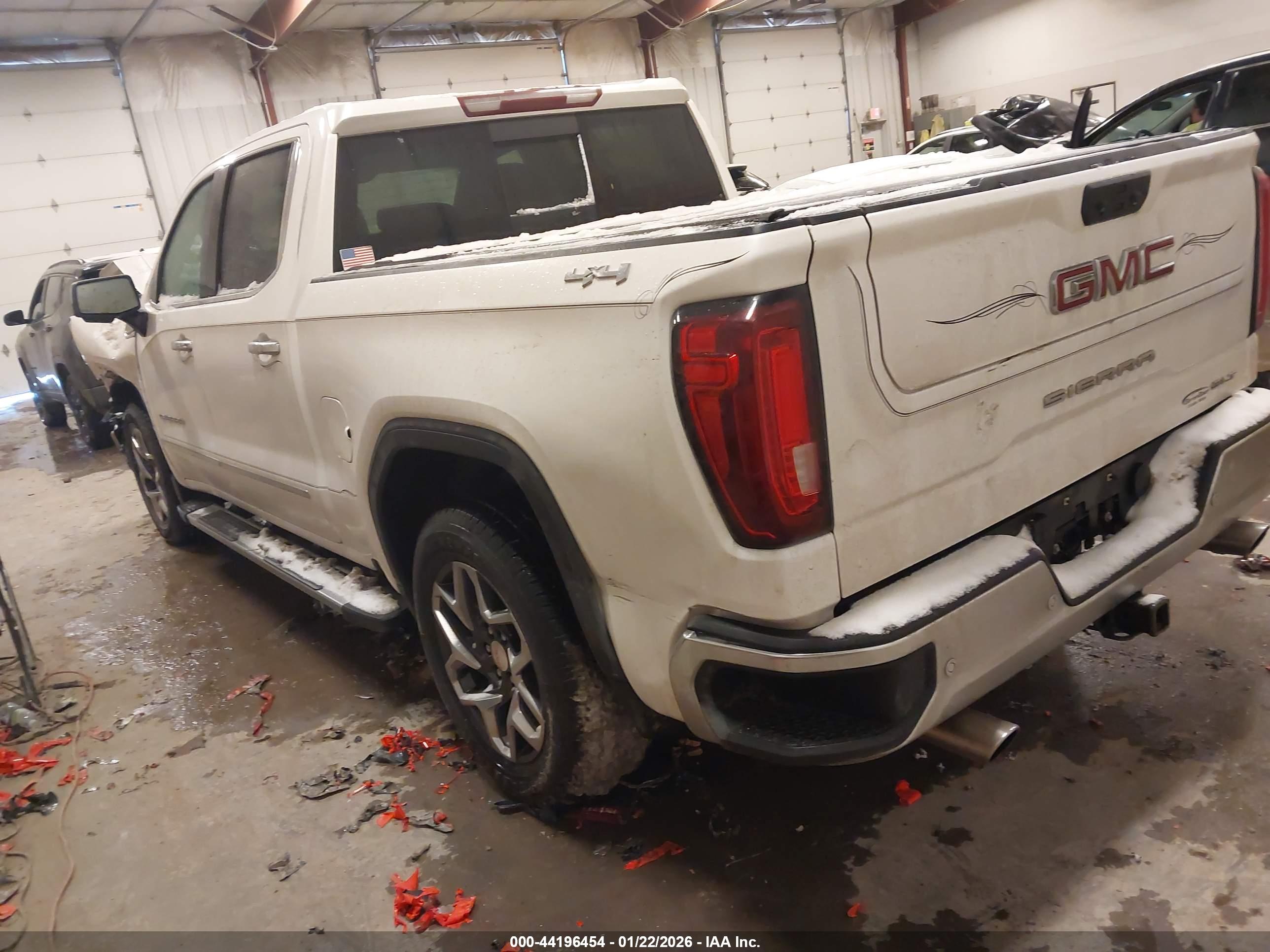 GMC SIERRA image 3