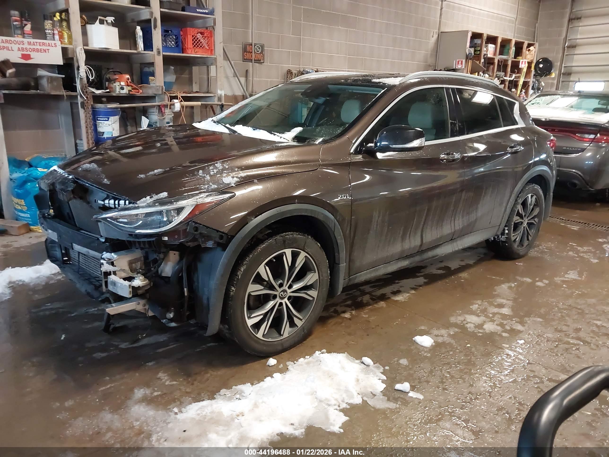 INFINITI QX30 image 2