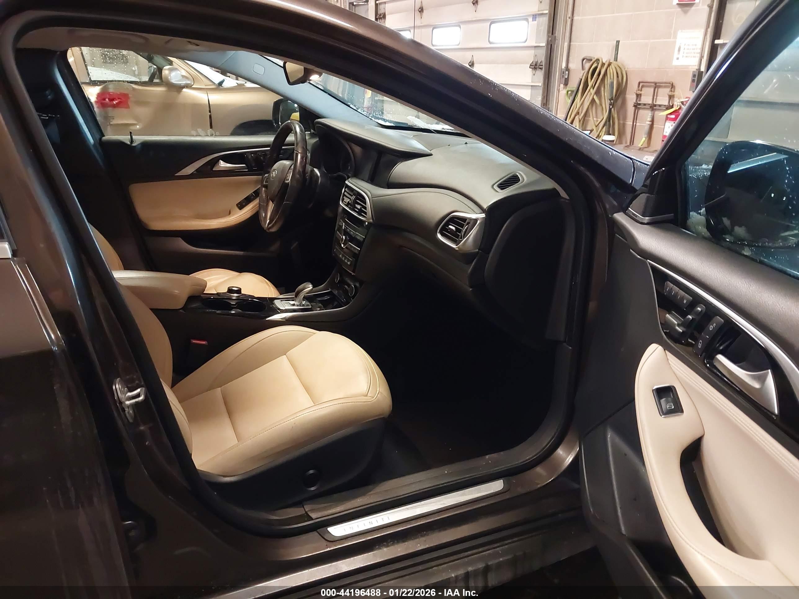 INFINITI QX30 image 5