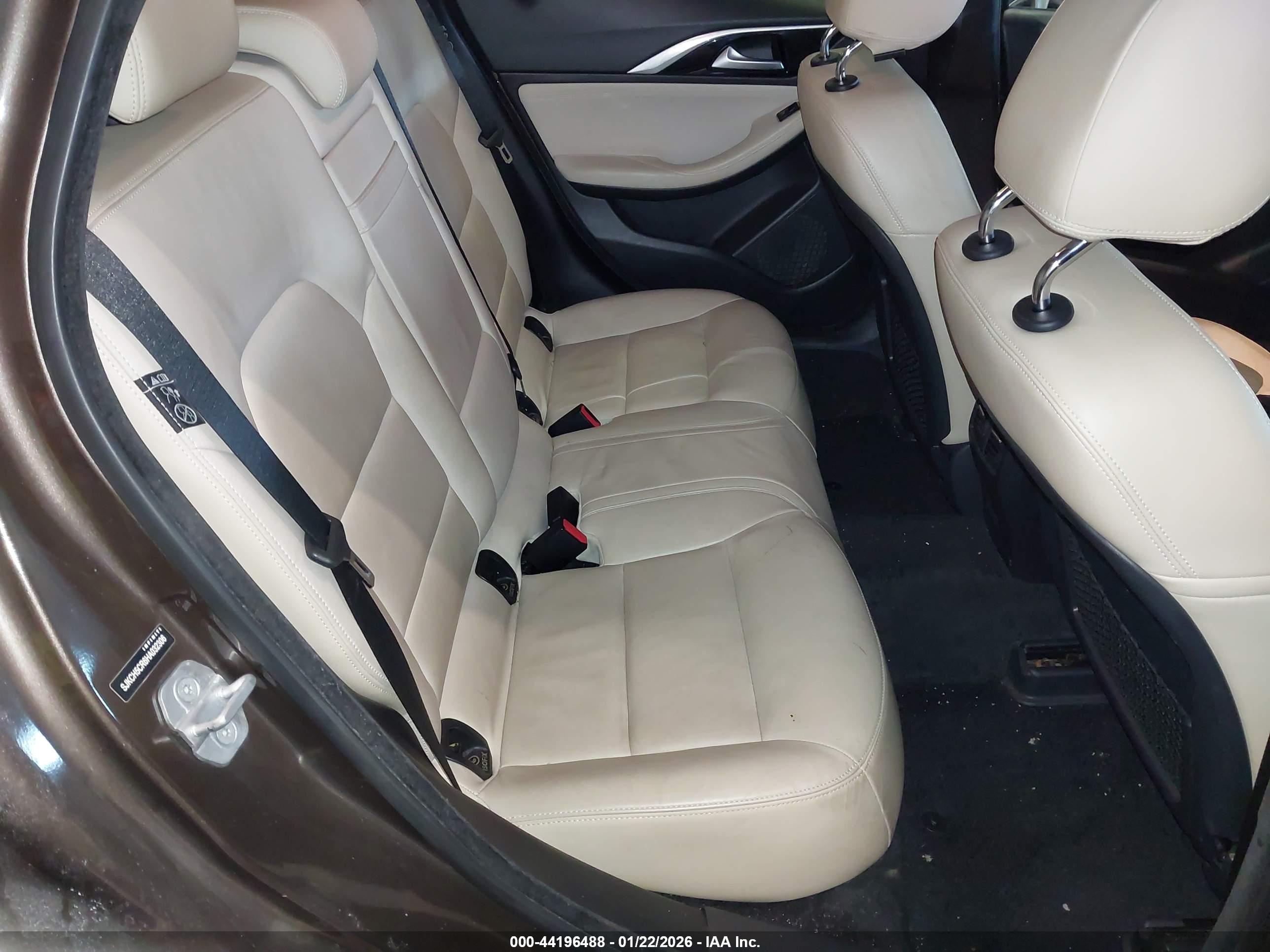 INFINITI QX30 image 8