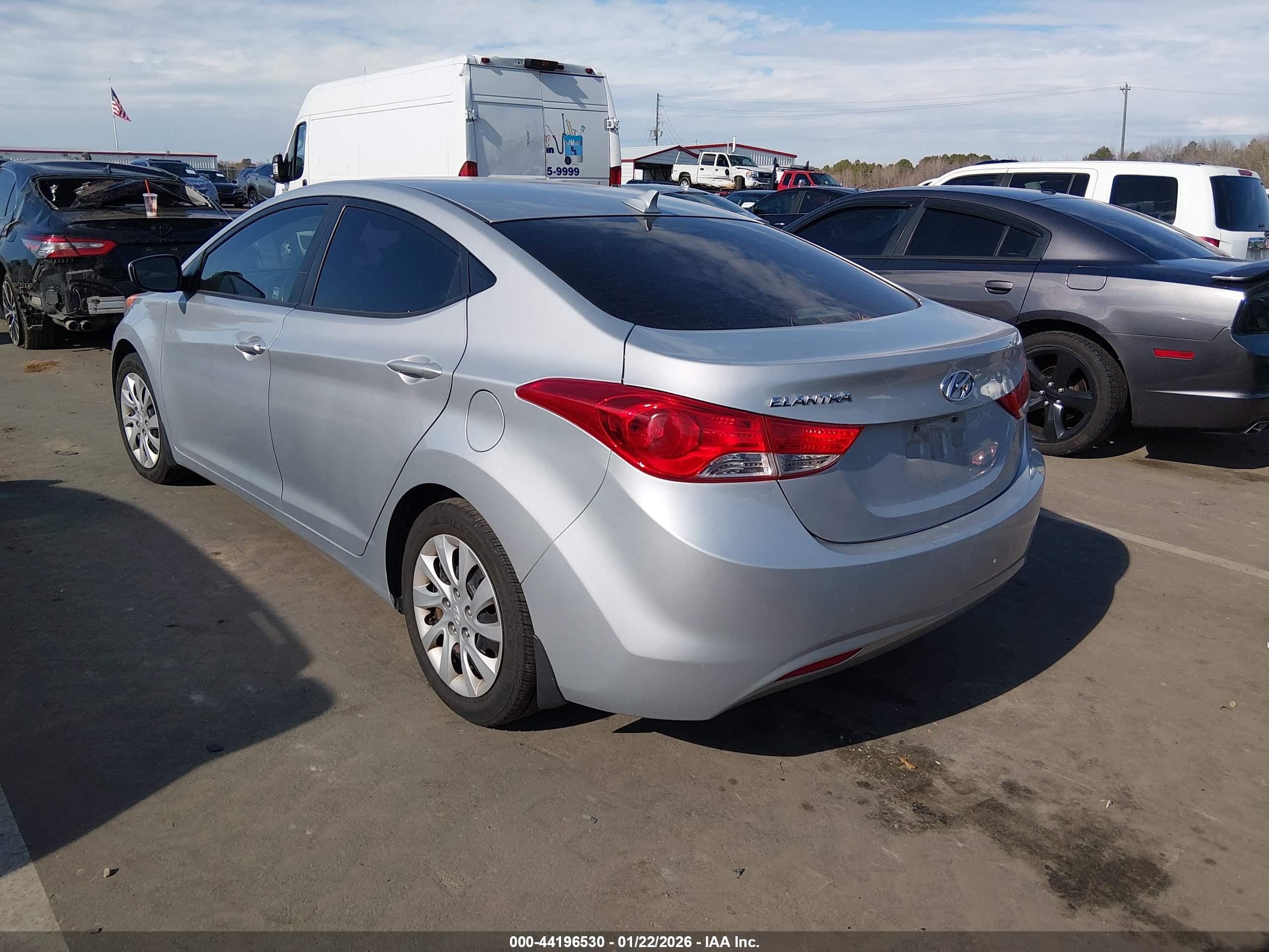 HYUNDAI ELANTRA image 3