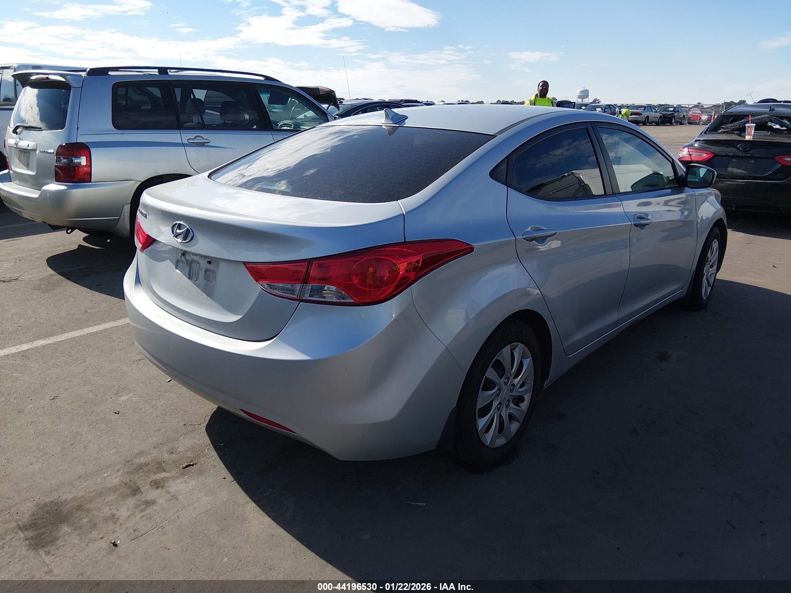 HYUNDAI ELANTRA image 4