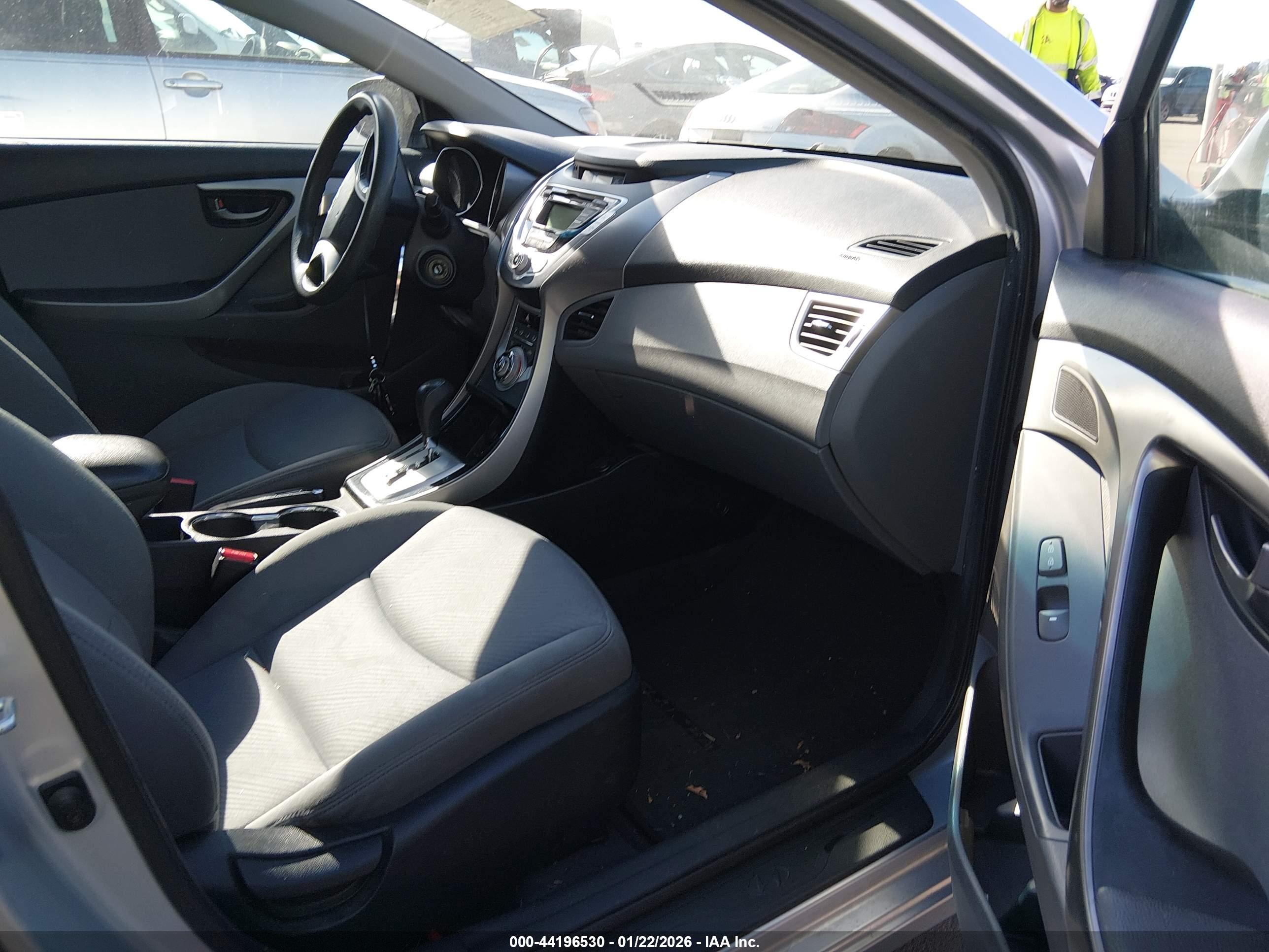 HYUNDAI ELANTRA image 5