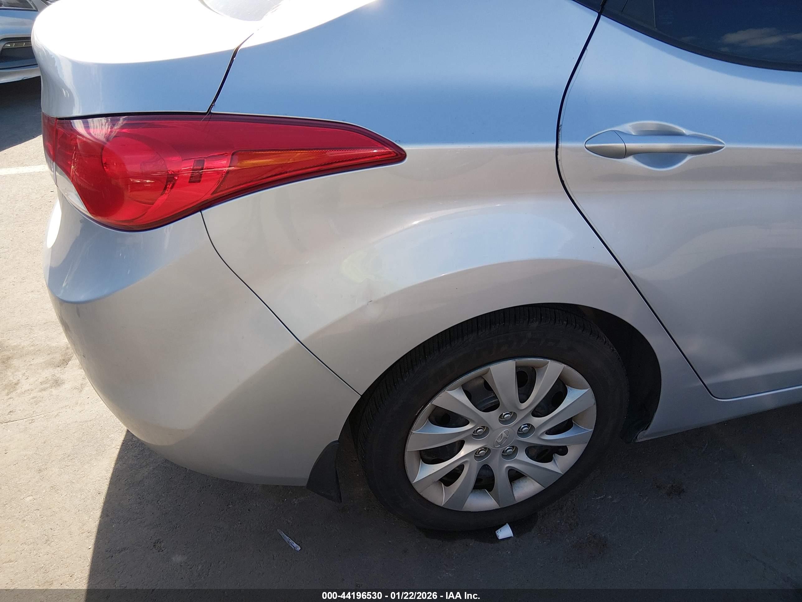 HYUNDAI ELANTRA image 6
