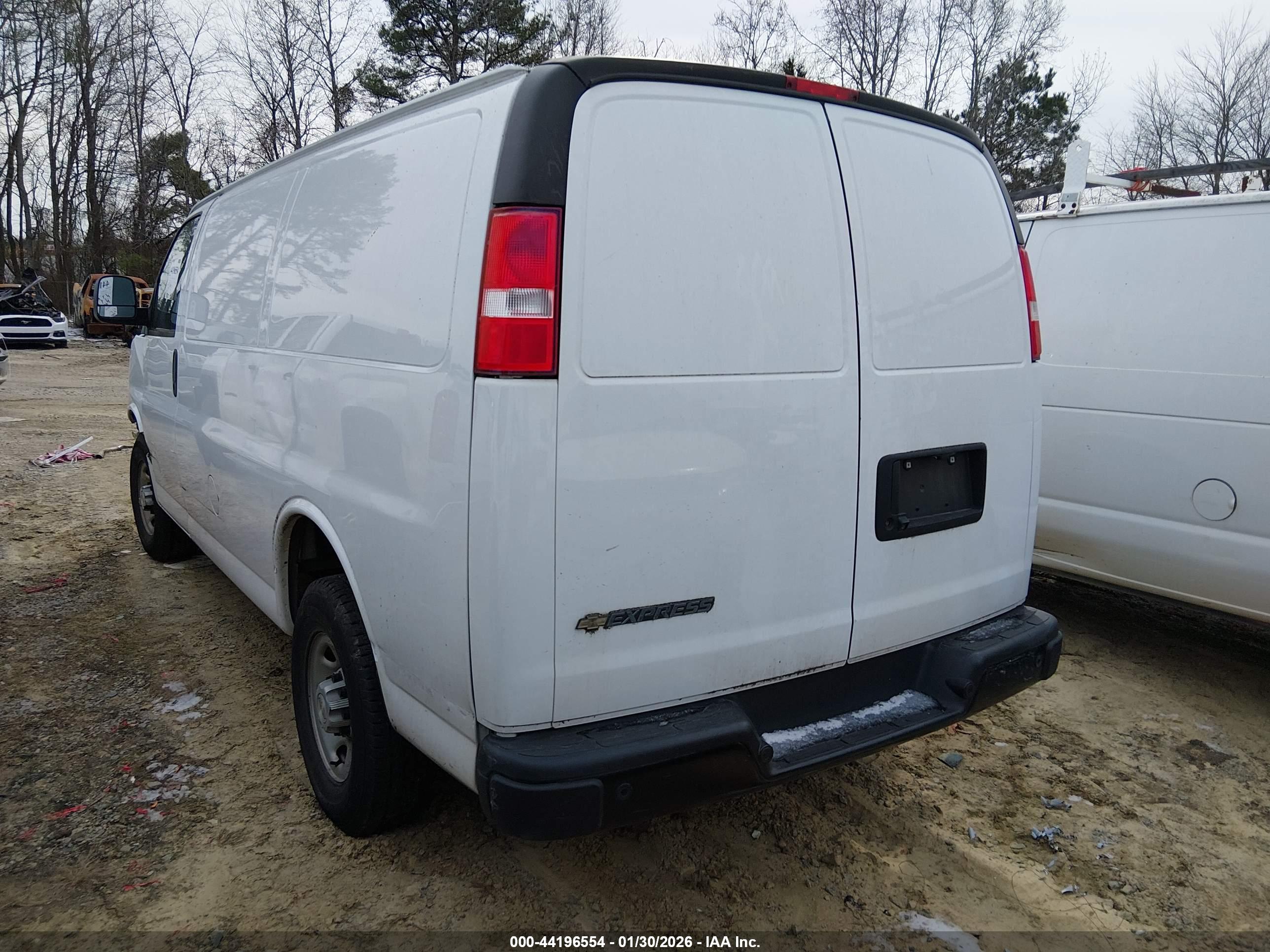 CHEVROLET EXPRESS image 3