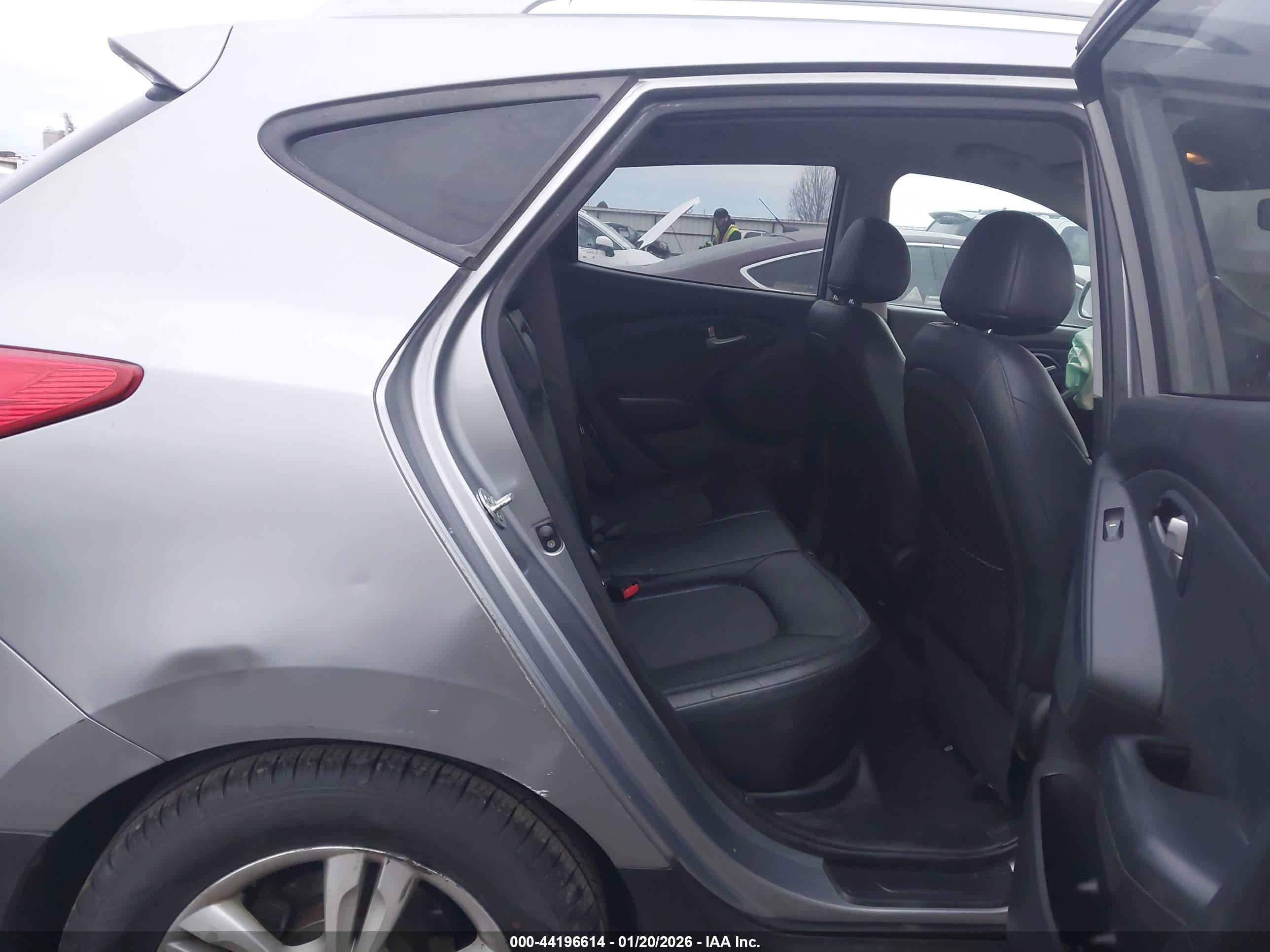HYUNDAI TUCSON image 8