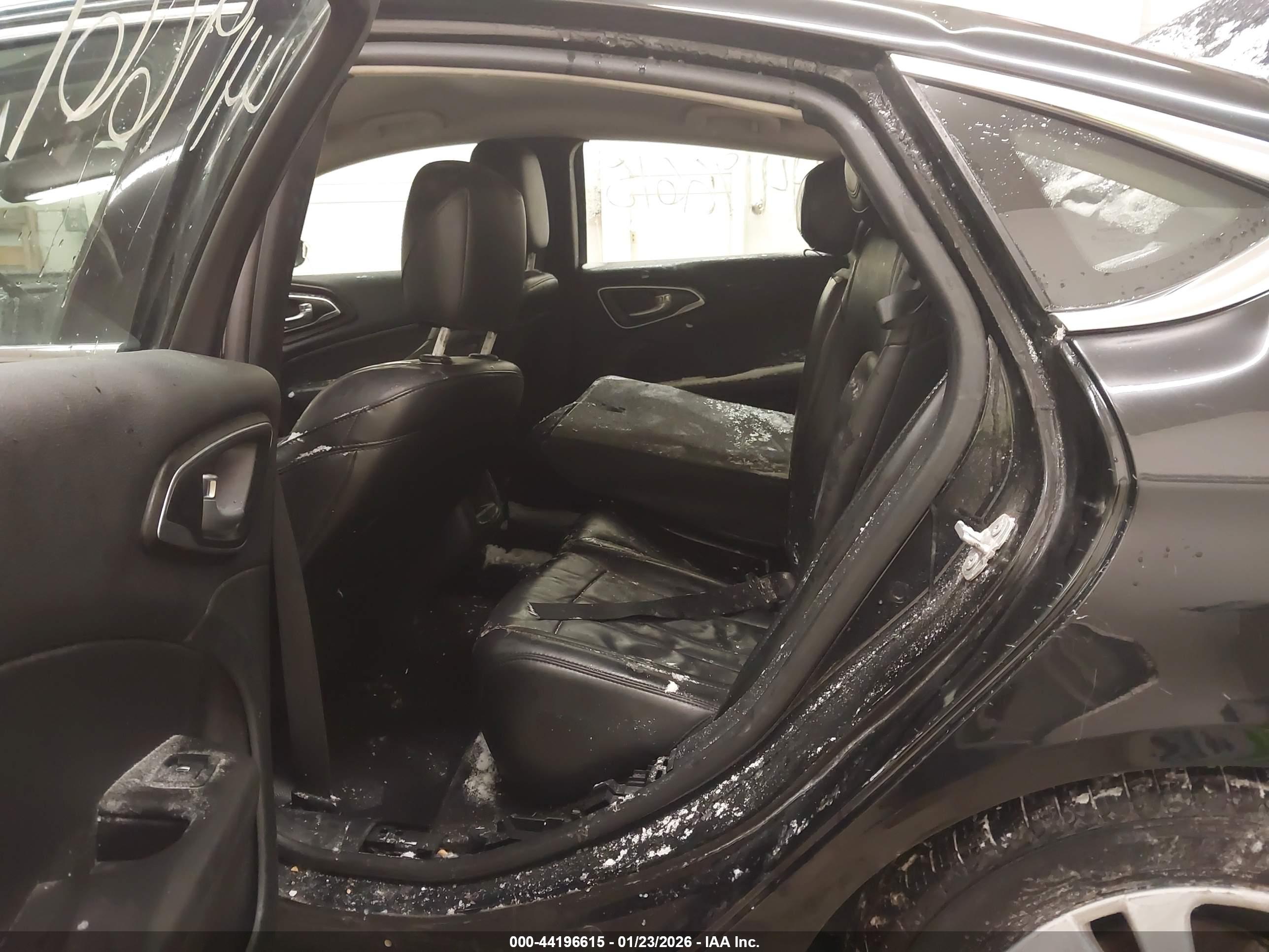 CHRYSLER 200 image 8
