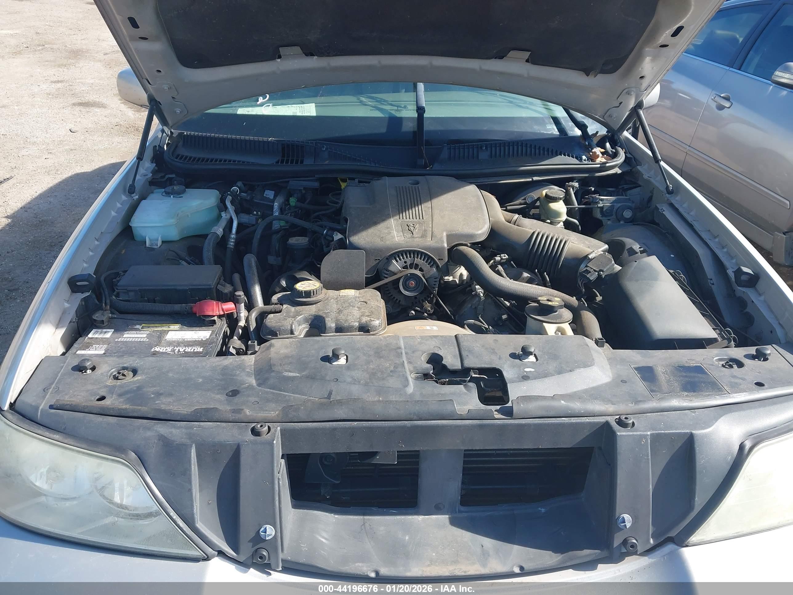 LINCOLN TOWN image 10
