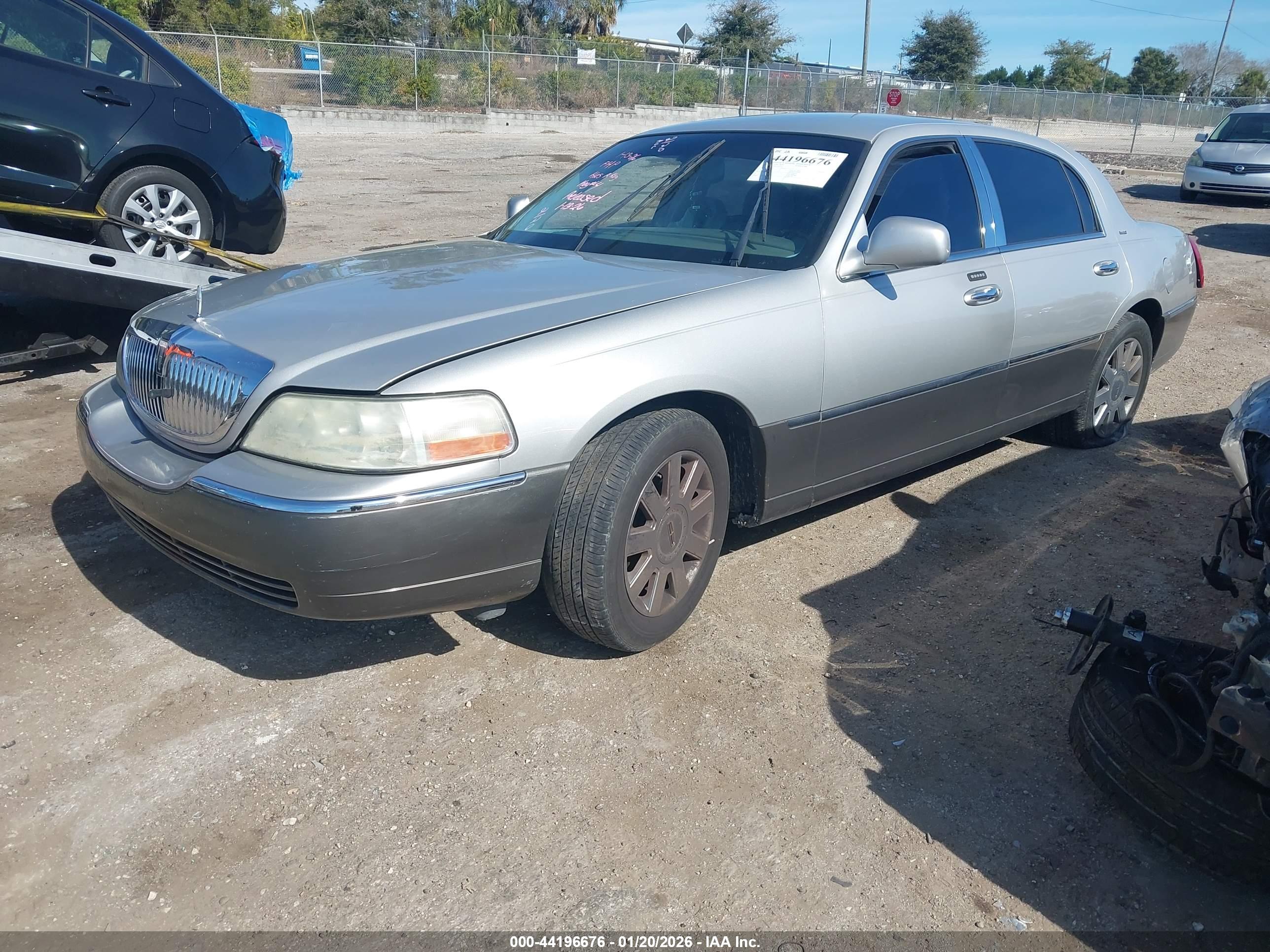 LINCOLN TOWN image 2