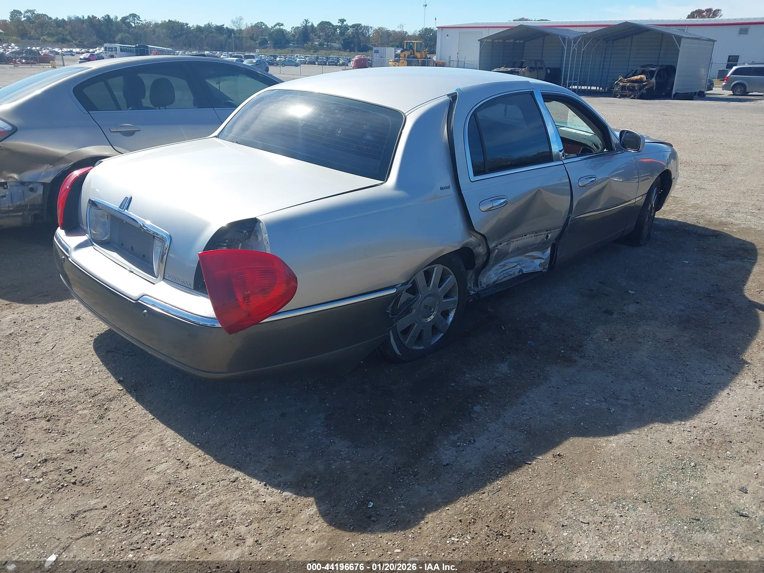 LINCOLN TOWN image 4