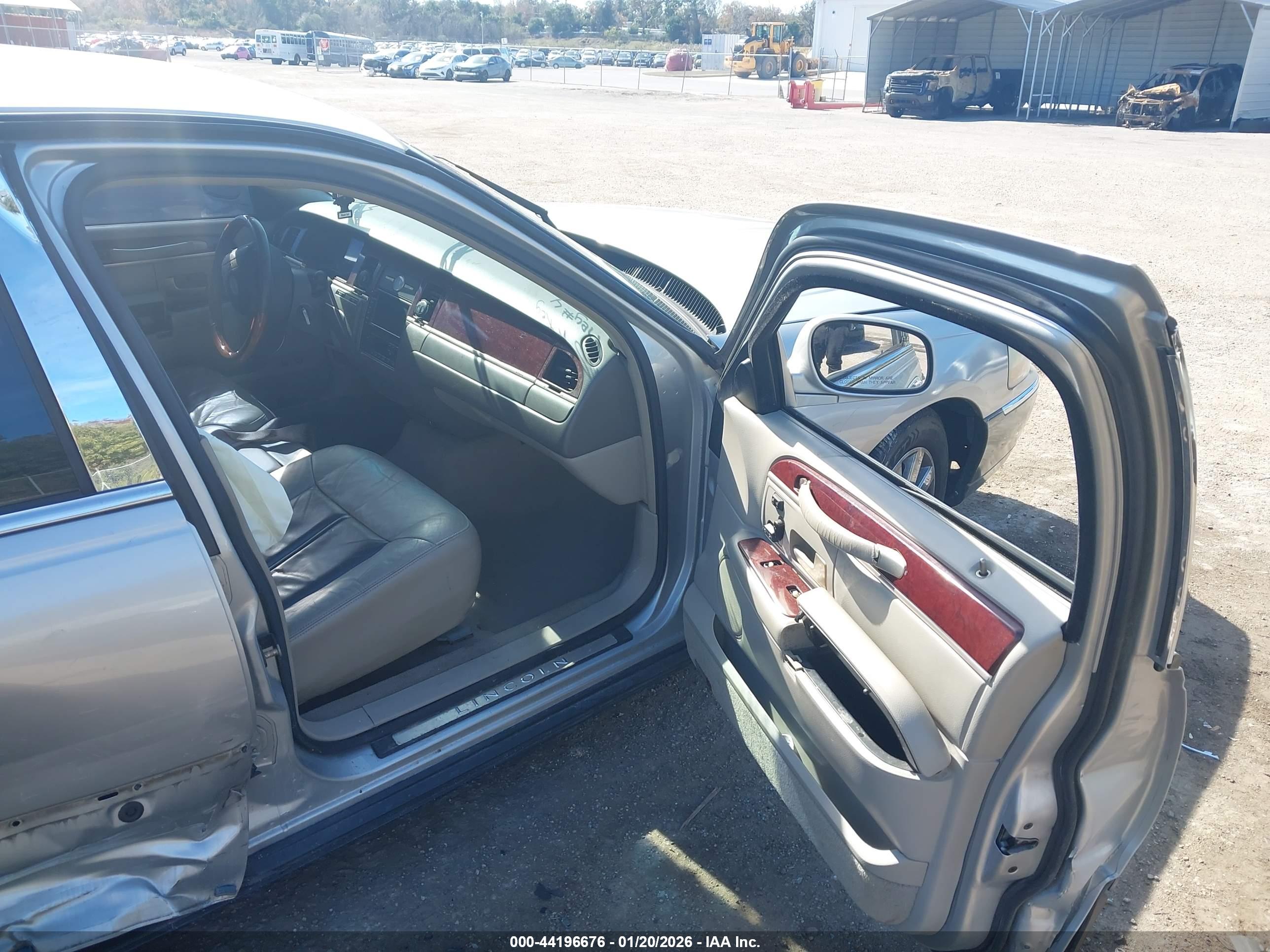 LINCOLN TOWN image 5