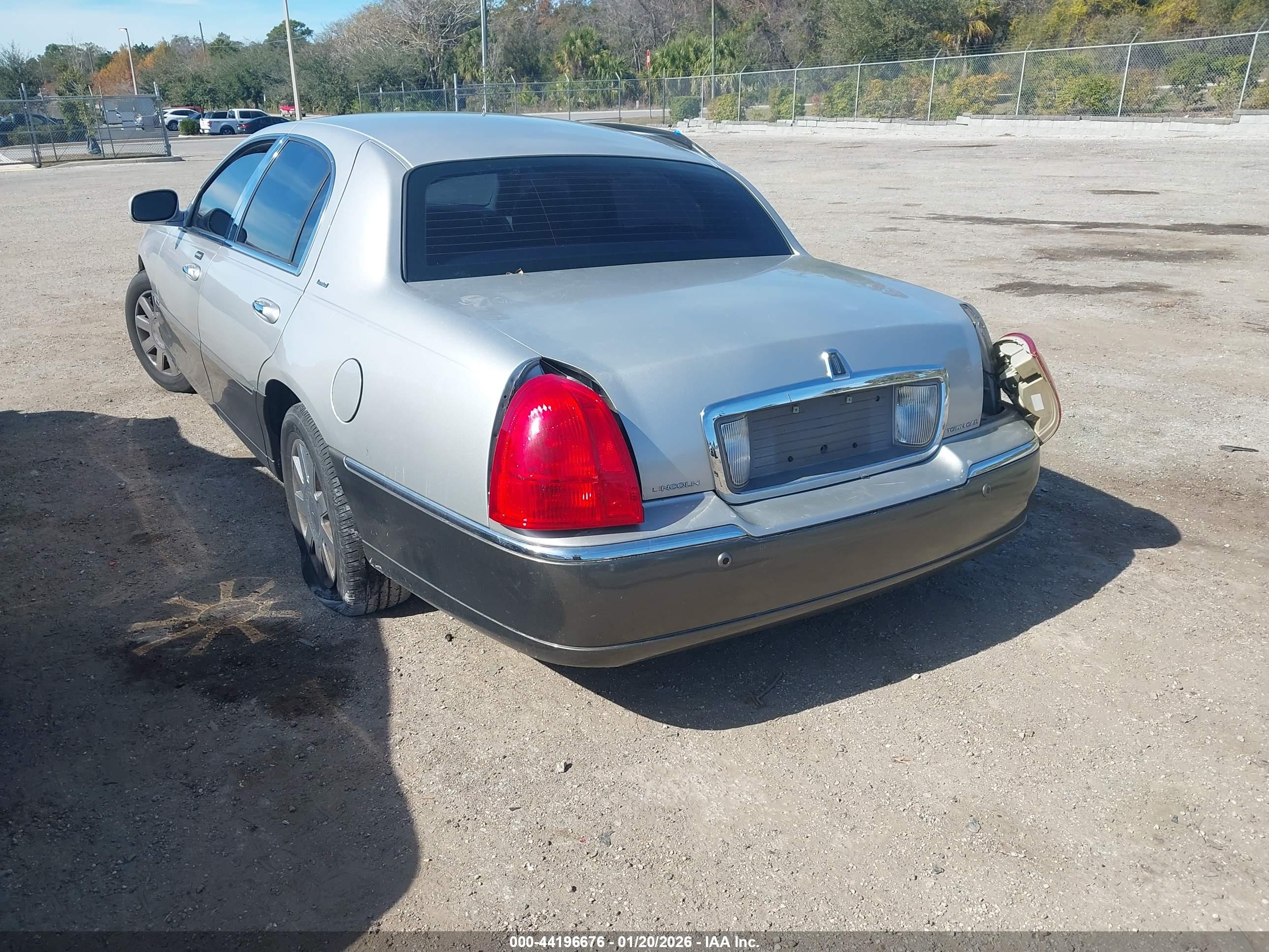 LINCOLN TOWN image 6