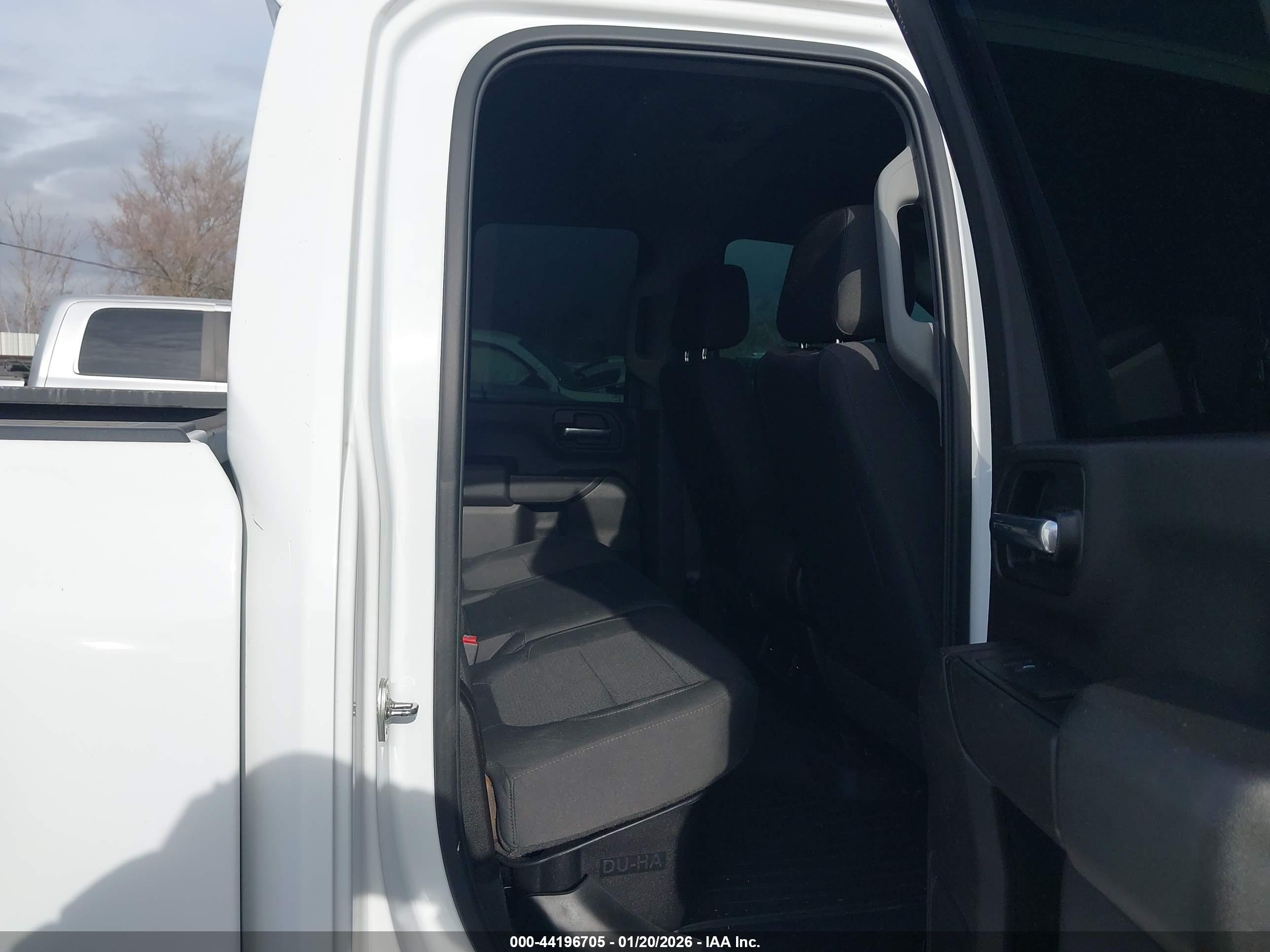 CHEVROLET SILVERADO image 8