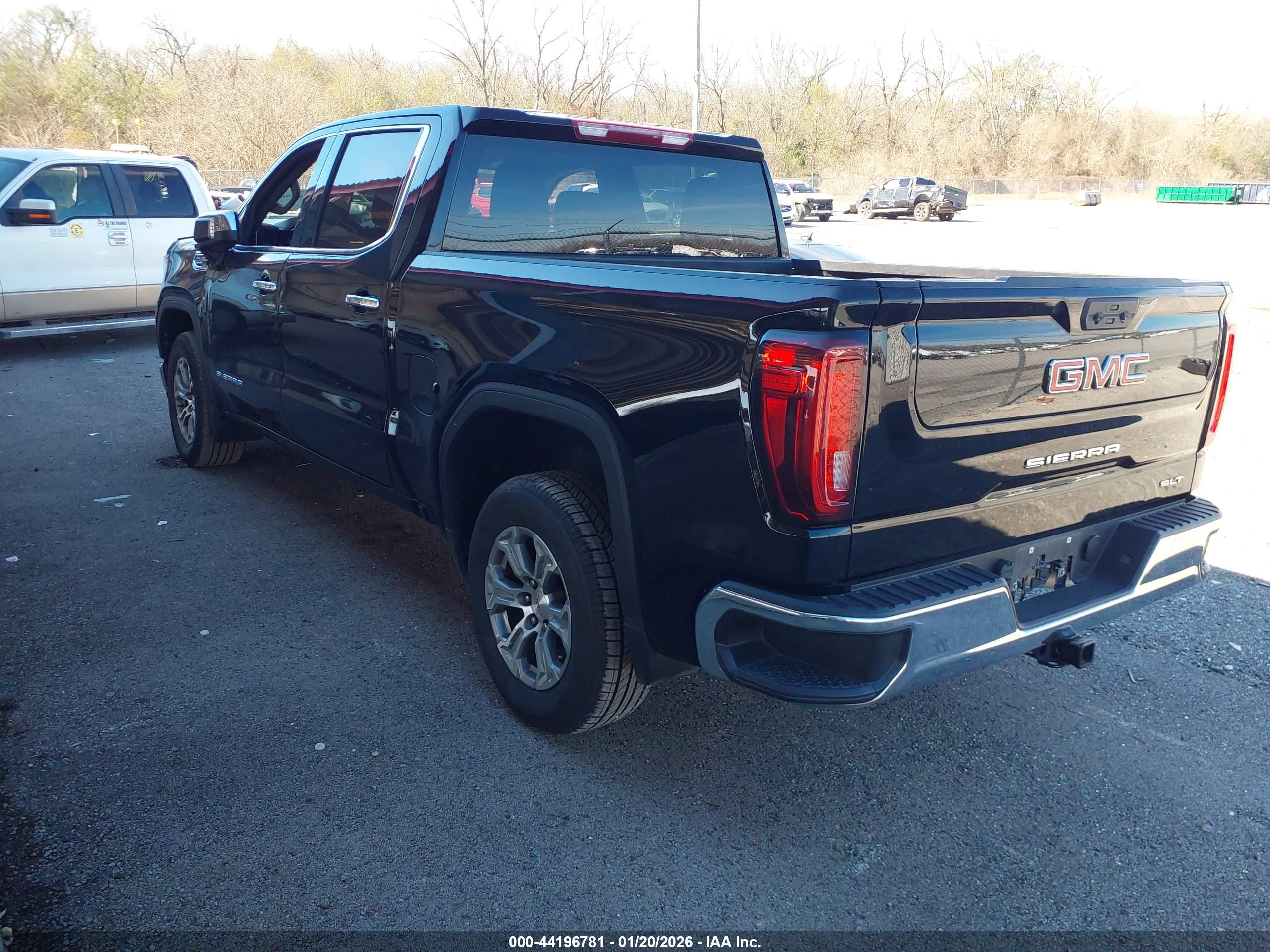 GMC SIERRA image 3