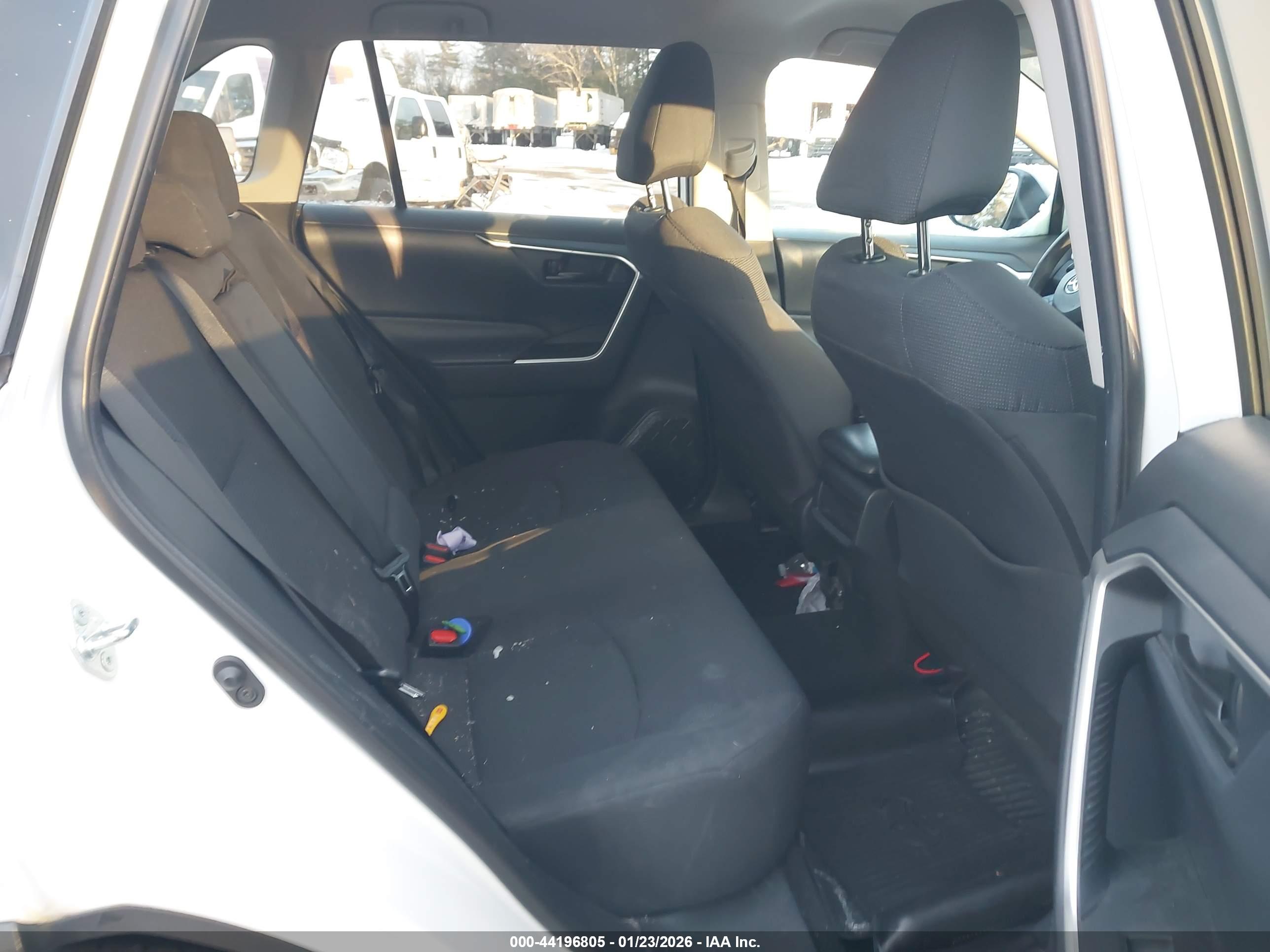 TOYOTA RAV4 image 8