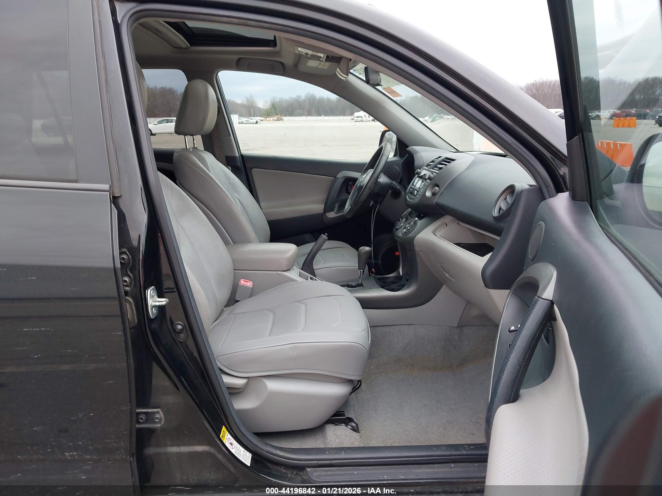 TOYOTA RAV4 image 5