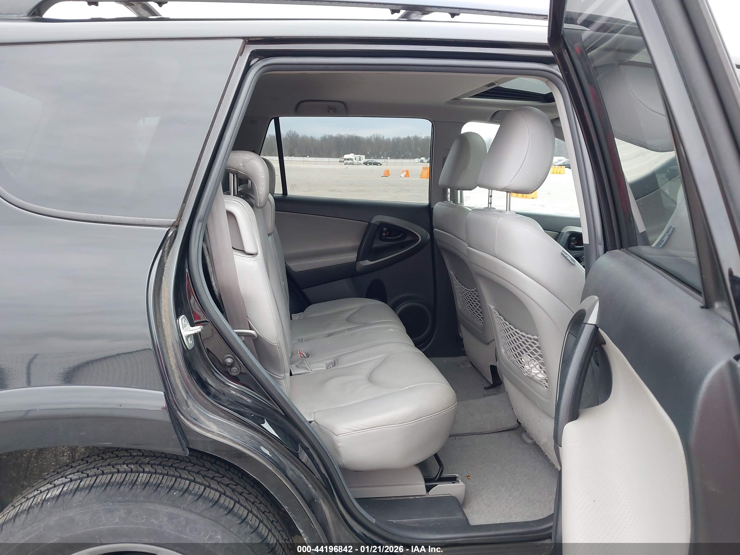 TOYOTA RAV4 image 8