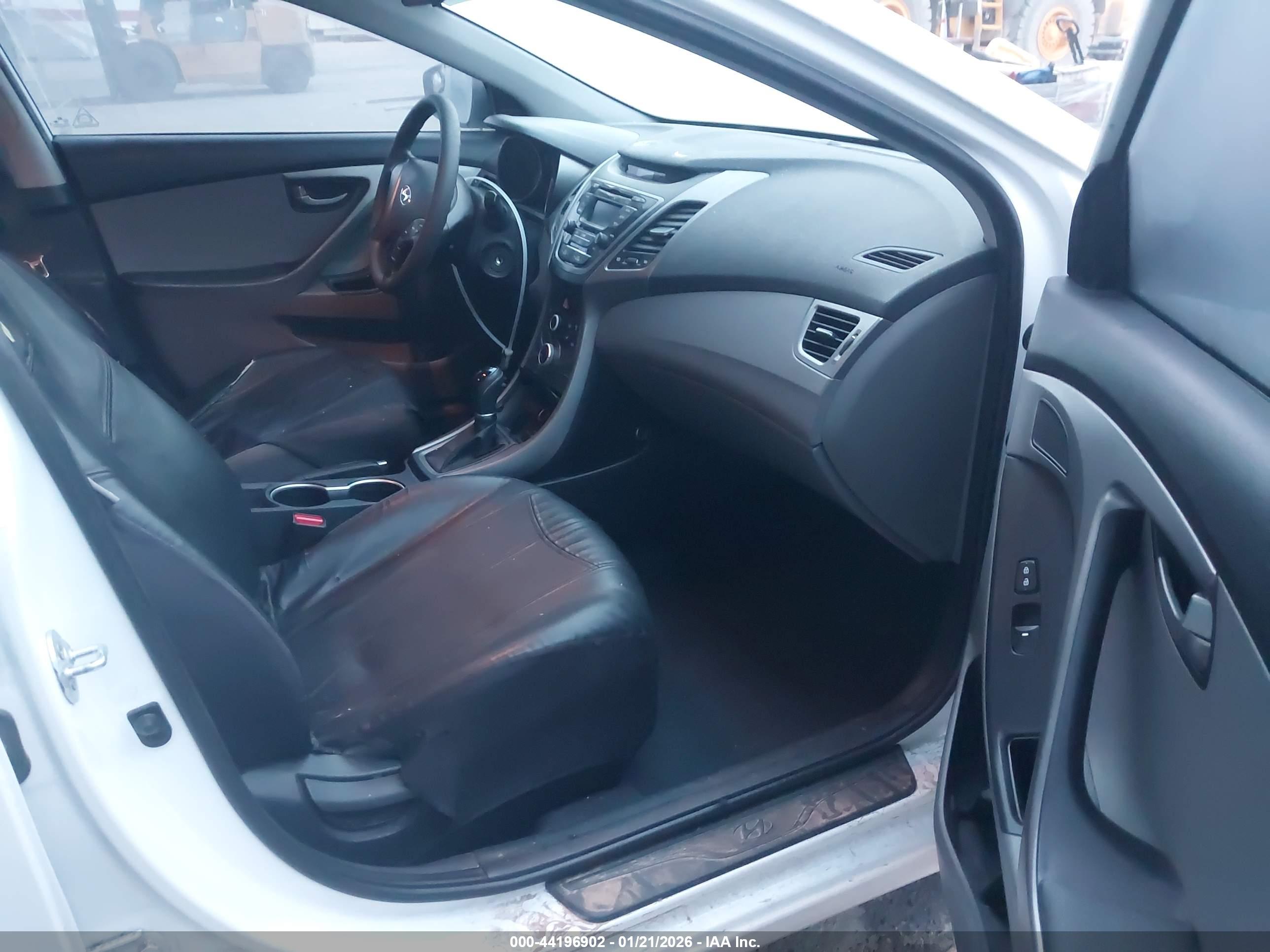 HYUNDAI ELANTRA image 5